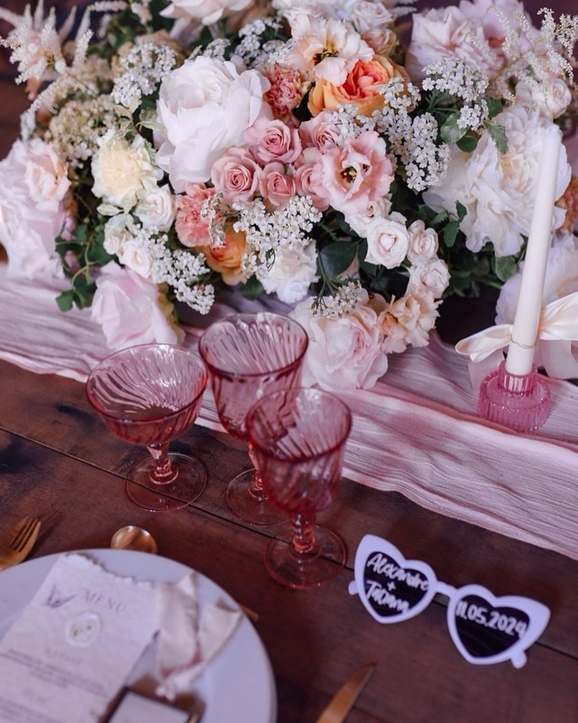 Les fleurs pour la table d&rsquo;honneur de Tatiana &amp; Alexandre 🧚🏻🌸✨
📷 @studiopushpa 
🏰 @abbayedefontaineguerard 
.
.
.
#blooms #designerfloral #floraldesign #fleuriste #florist #sustainableflowers #weddingfloral #wild #compositionflorale #s