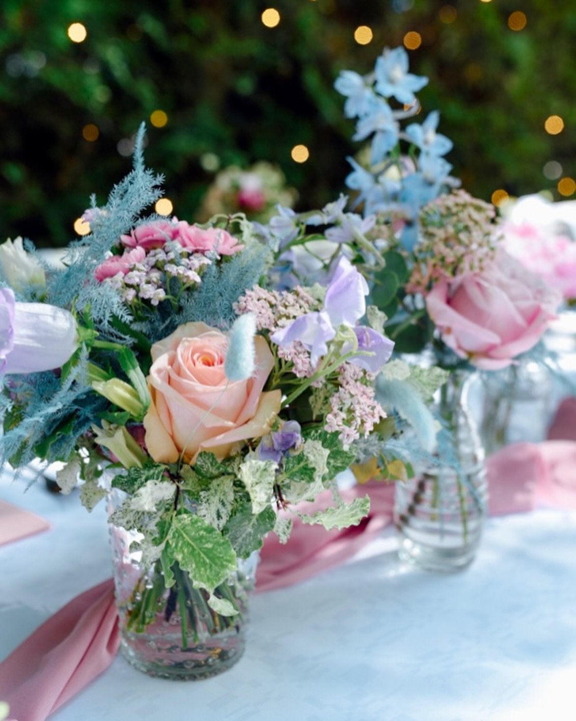 La table d&rsquo;honneur multicolore pastel 
de Camille &amp; Jordan qui &eacute;clate comme un arc-en-ciel avec des  nuances douces &amp; vibrantes 🍬🩵🌸 🦄 
📷 @studiopushpa 🍬
📍 @rivegauche_aime_laplagne 

.
.
.
#designerfloral #floraldesign #fl