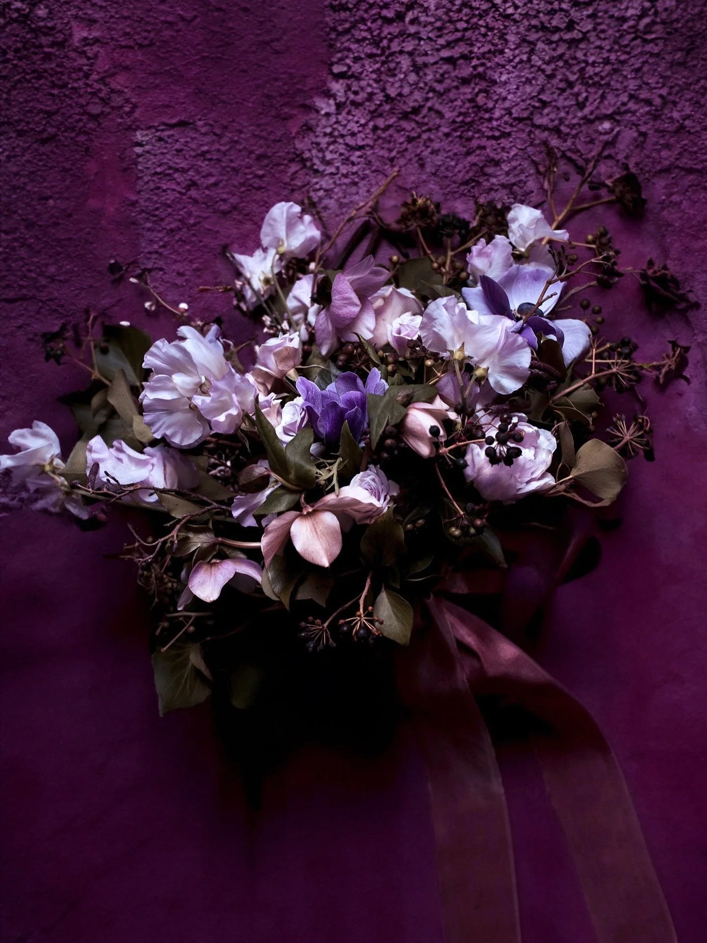 &laquo; Laisse-toi envo&ucirc;ter par l&rsquo;automne, l&agrave; o&ugrave; la romance se teinte de pourpre et de myst&egrave;re 🍂💜
Feuillages br&ucirc;l&eacute;s, roses profondes, baies pourpres et ombres velout&eacute;es&hellip; chaque bouquet dev