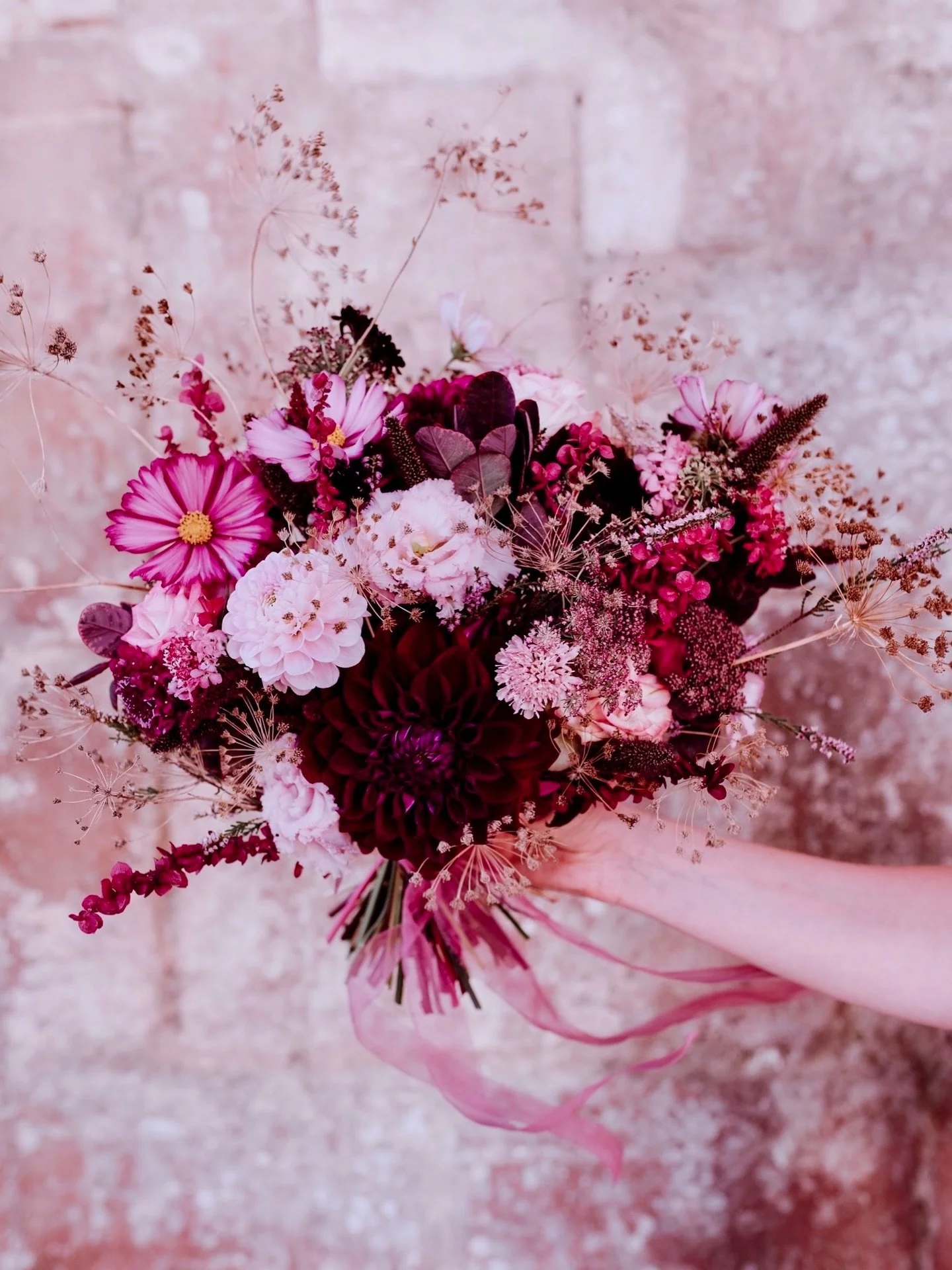 Souvenir du bouquet d&rsquo;Agathe dans un style Dark Romance 💜 🔮
J&rsquo;ai tellement aim&eacute; ce mariage, les couleurs, l&rsquo;ambiance et la gentillesse et confiance de ces 2 amoureux ! 
Et la rencontre avec ma Lou @pondicheri_weddings 💘
Jo