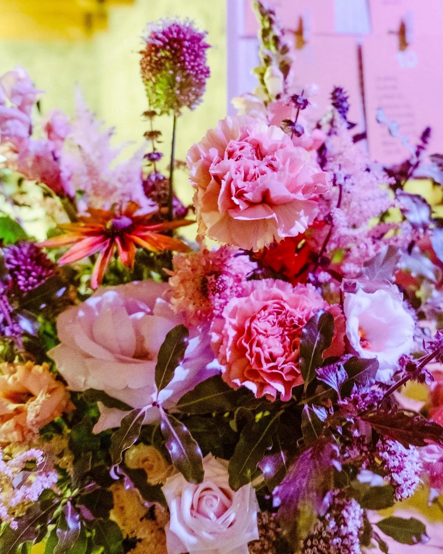 Corals Flowers 🪸🪩 

When the light plays with the flowers at Ch&acirc;teau de la rive @domaine_du_chateau_de_la_rive , it gives the appearance of small suspended corals, like a little piece of ocean on the surface of the earth✨
&mdash;

🌸Custom fl