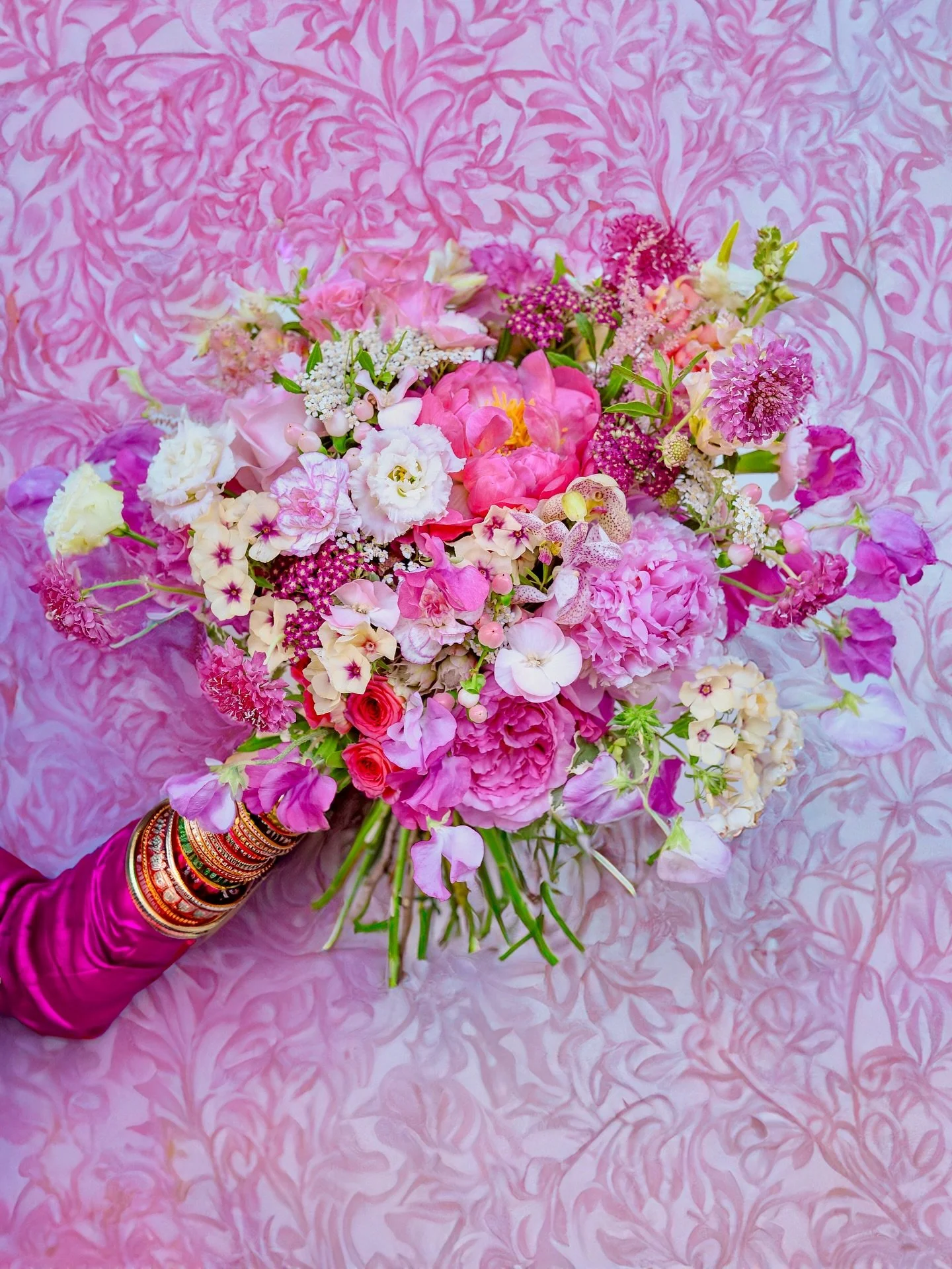 Il y a toujours ce moment pr&eacute;cis, juste avant de commencer un bouquet&hellip;
Celui o&ugrave; je ferme les yeux et j&rsquo;imagine : les textures, les couleurs, l&rsquo;&eacute;motion que &ccedil;a va raconter.

Pour chaque mari&eacute;e, je r
