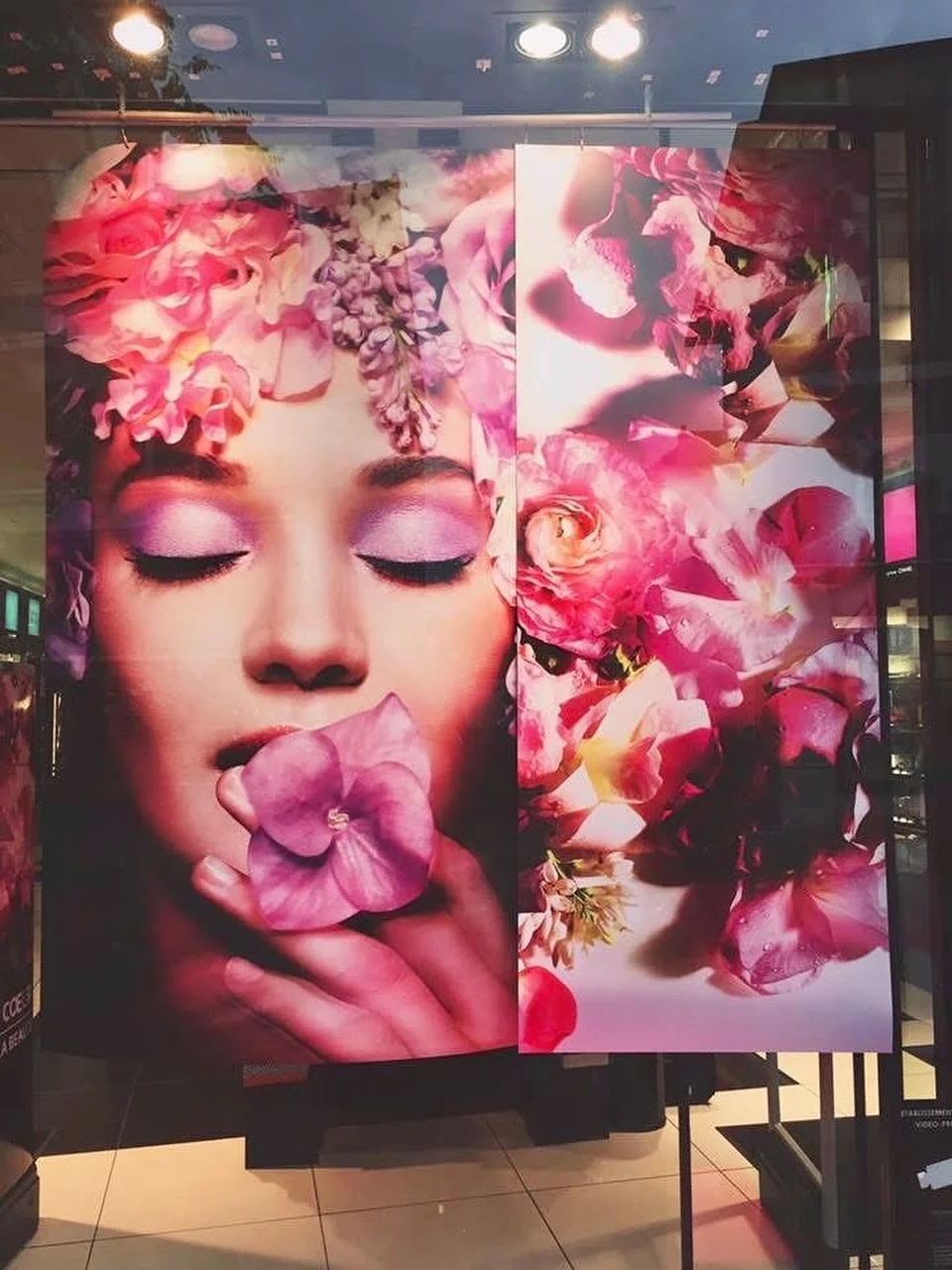 Il y a 10 ans d&eacute;j&agrave;&hellip; 🌸
Je me souviens encore de cette journ&eacute;e o&ugrave; j&rsquo;ai termin&eacute; cette coiffe de fleurs pour Sephora. Des heures de travail, les mains pleines de p&eacute;tales, le parfum des fleurs partou