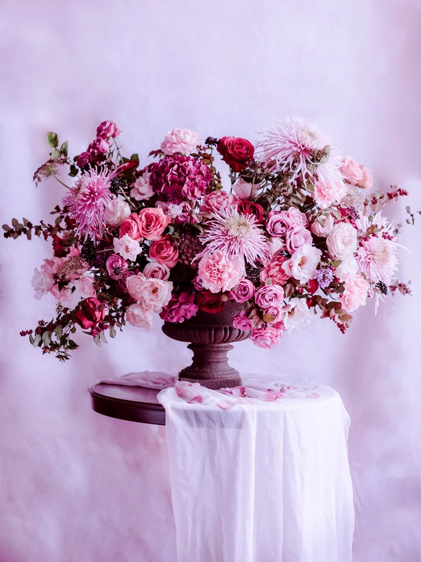Une profusion de douceur, un souffle de romantisme et cette g&eacute;n&eacute;rosit&eacute; si ch&egrave;re &agrave; l&rsquo;art floral &agrave; la fran&ccedil;aise 💕
Entre d&eacute;licatesse et abondance, chaque fleur trouve sa place &mdash; avec c