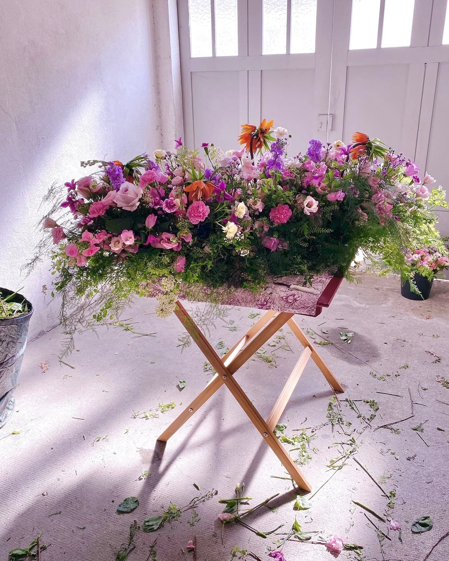 🕯️ Entre ciel et terre, les fleurs murmurent des pri&egrave;res silencieuses. Elles relient les c&oelig;urs, elles apaisent les &acirc;mes. Chaque fleur est une pri&egrave;re offerte &agrave; la m&eacute;moire, un souffle de douceur qui s&rsquo;&eac