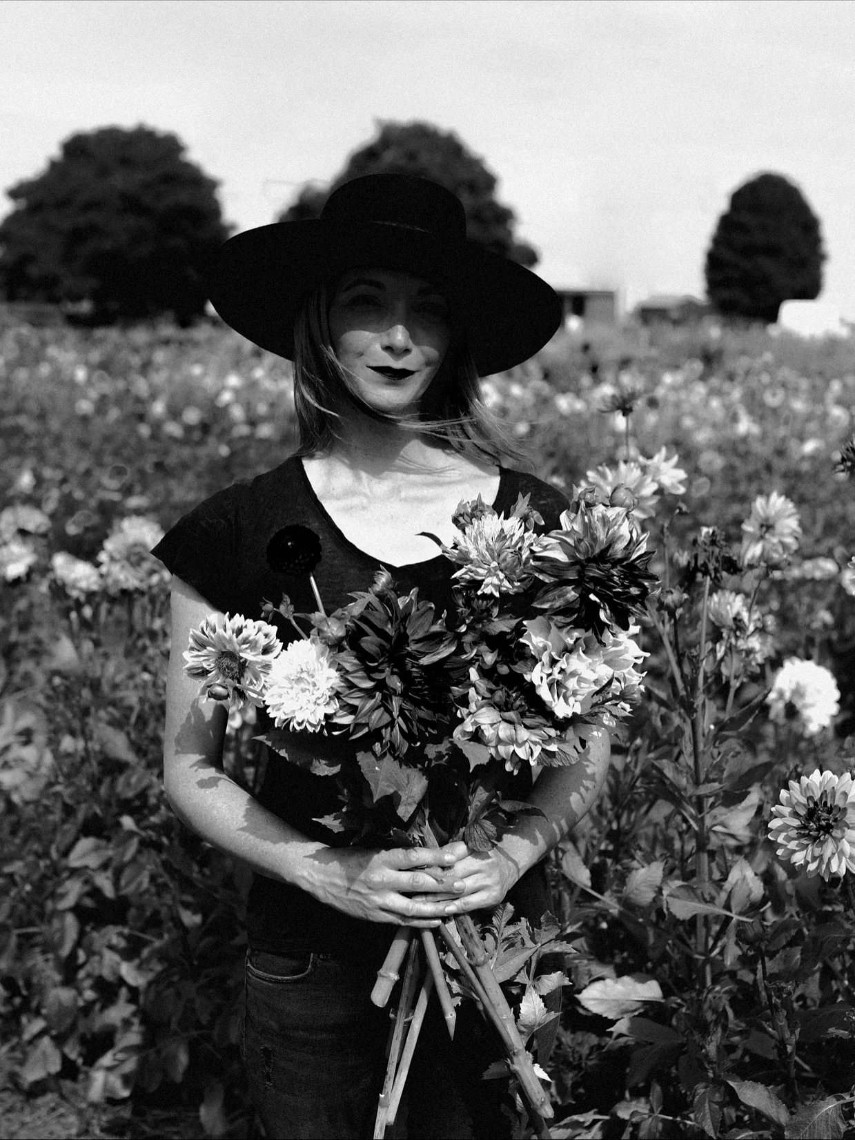 Hello ! Moi, c&rsquo;est Claire 👋🏻🎀
 Quand je ne cr&eacute;e pas de bouquets, je les porte. En couronne, en lunettes, dans les cheveux, en collier. &mdash; Bref, les fleurs et moi, c&rsquo;est une fusion florale totale 🌸
Je les photographie, je l