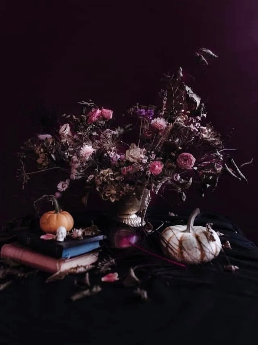 Happy Samhain ✨
Dans le clair-obscur de l&rsquo;instant, chaque p&eacute;tale se fige, chaque citrouilles murmurent l&rsquo;histoire douce d&rsquo;une saison qui s&rsquo;endort. 💗🍂 🎃 
__
#ʜᴀʟʟᴏᴡᴇᴇɴ2025 #halloweenflowers #floralarrangements #darkfl
