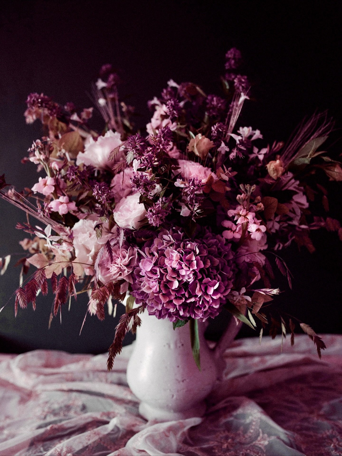 LES BOUQUETS 💓🎀
J&rsquo;aime cr&eacute;er des bouquets pour tous les instants.
C&rsquo;est sans doute l&agrave; que mon c&oelig;ur trouve le plus de joie.
Chaque fleur y trouve sa place, jamais par hasard &mdash;
elles s&rsquo;approchent, se fr&oci