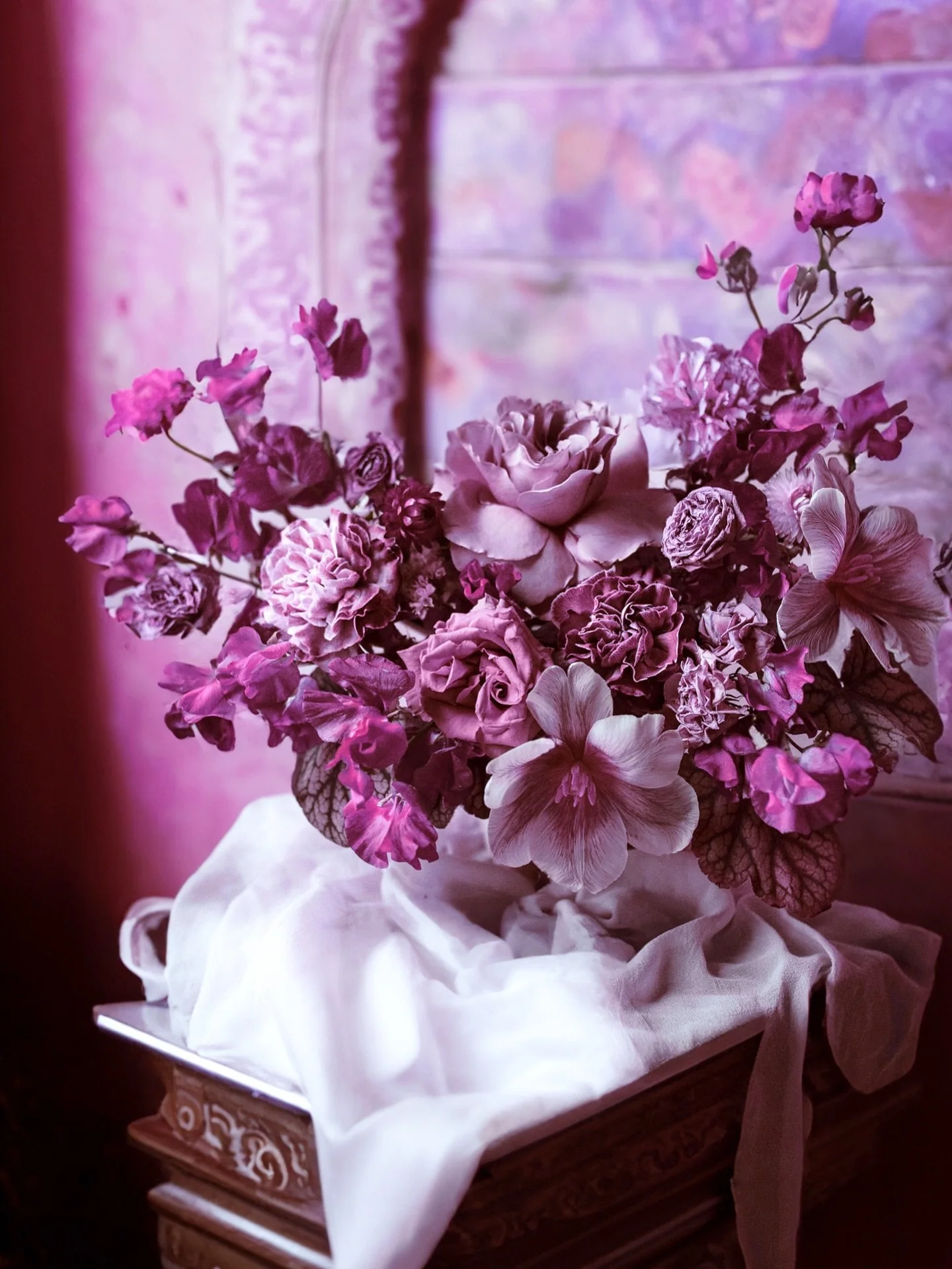 Composition cosmique 💜🧞&zwj;♀️
Cr&eacute;er &agrave; l&rsquo;intuition, transformer la r&eacute;alit&eacute;, faire voyager les fleurs vers d&rsquo;autres dimensions.
Je les aime infiniment &mdash; les composer, les r&ecirc;ver, les capturer. 🎞️🌌