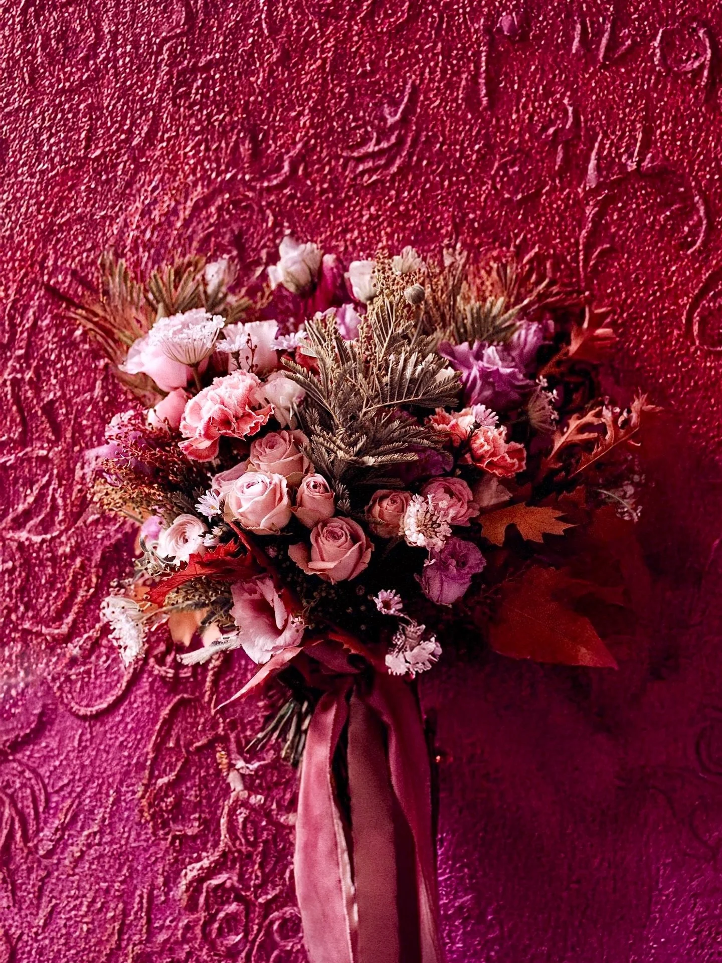 Les couleurs de l&rsquo;automne en plein c&oelig;ur de ton salon 🍂💜
Un bouquet aux notes orang&eacute;es, r&eacute;chauff&eacute; par quelques touches de mauve &mdash; comme un coucher de soleil qui s&rsquo;invite &agrave; la maison.
De la lumi&egr