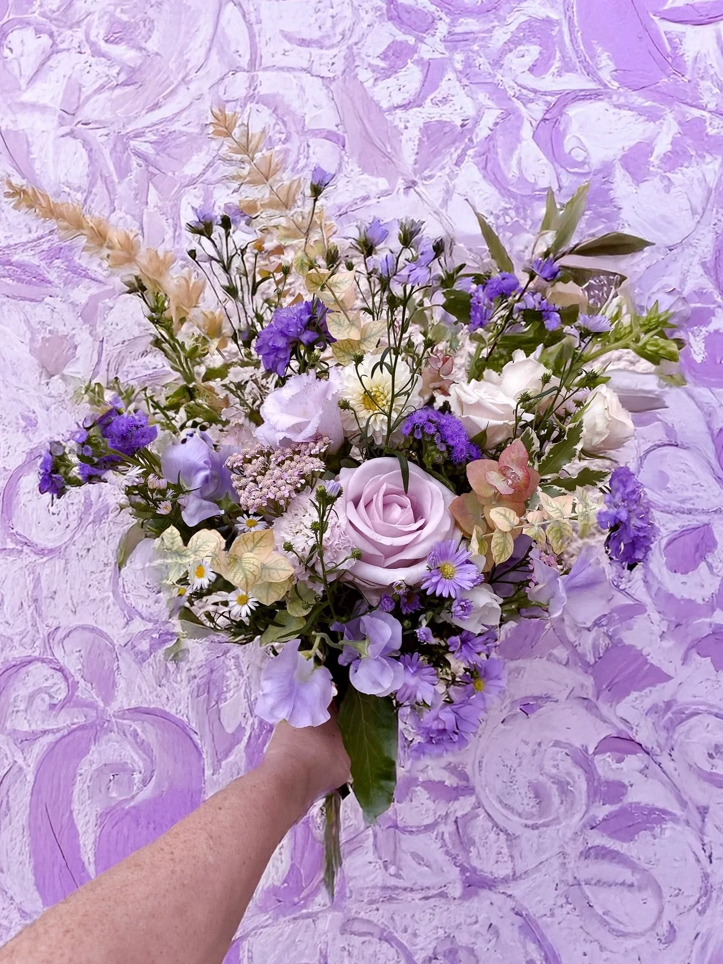 Blanc, parme, violet. Nuanc&eacute;, a&eacute;r&eacute;. 
Un bouquet qui apaise par sa l&eacute;g&egrave;ret&eacute; 🧘🏻&zwj;♀️💜
Il est frais, graphique, un peu sauvage &mdash; juste ce qu&rsquo;il faut pour une mari&eacute;e qui veut du style Simp
