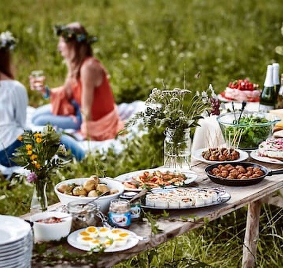 Nu f&aring;r du v&auml;lja, vad tar du helst?
1. En mysig midsommar med v&auml;nner, familj, god mat &amp; dryck och glada barn eller&hellip;
2. En redig fet j&auml;vla midsommar blot i sann asa-guds stil med dildoliknande hj&auml;lmar p&aring; borde