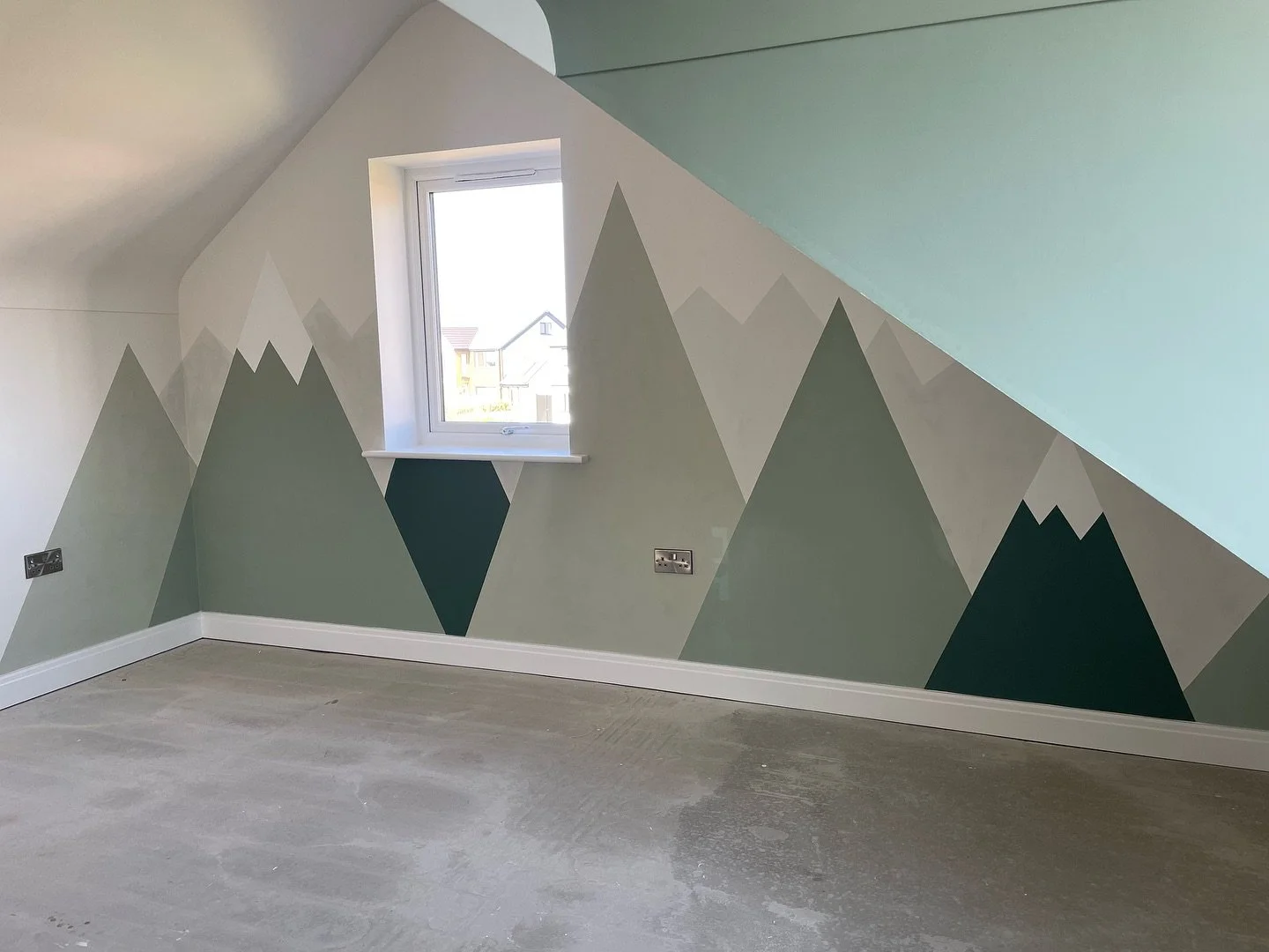 I was back at this nursery today for the first time since I worked on it back in March. It was so special to see this mural I designed and painted as a backdrop to a room full of love, beautiful things and the happiest, most adorable baby 🥰

Interio