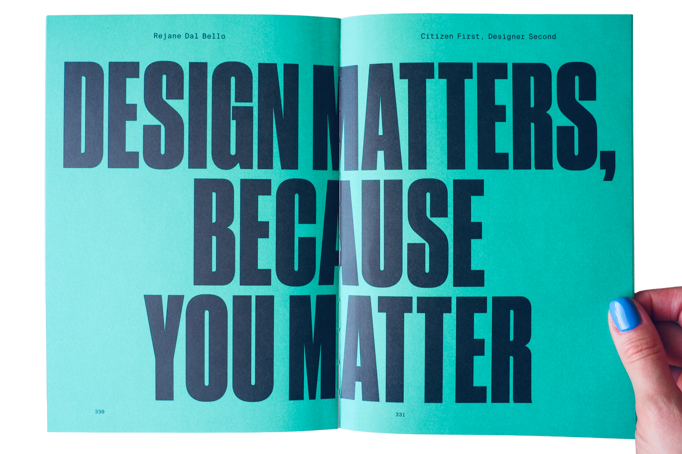 Página do livro "Citizen First, Designer Second", com a frase "Design Matters, Because You Matter" em letras grandes e pretas, com uma mão segurando o lado direito da página.