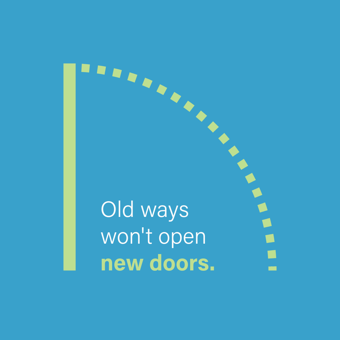 Imagem de fundo azul turquesa, com o desenho técnico de uma porta, um arco de linha pontilhada de cor verde claro e a frase em inglês: "Old ways won't open new doors."