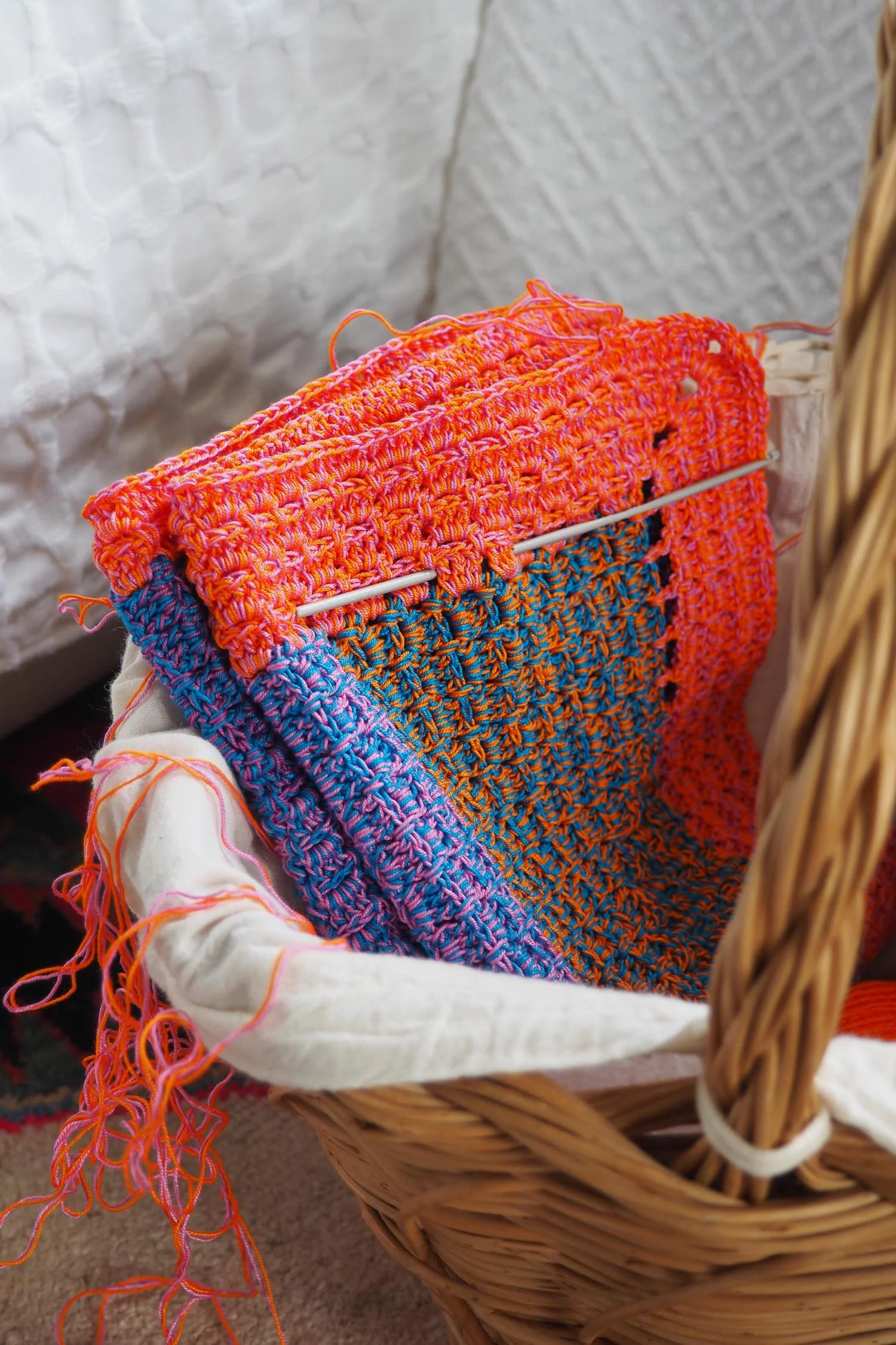Trabalho em curso, em algodão com cores coloridas, como azuis, roxos, rosas e laranjas. Feito à mão em crochet.