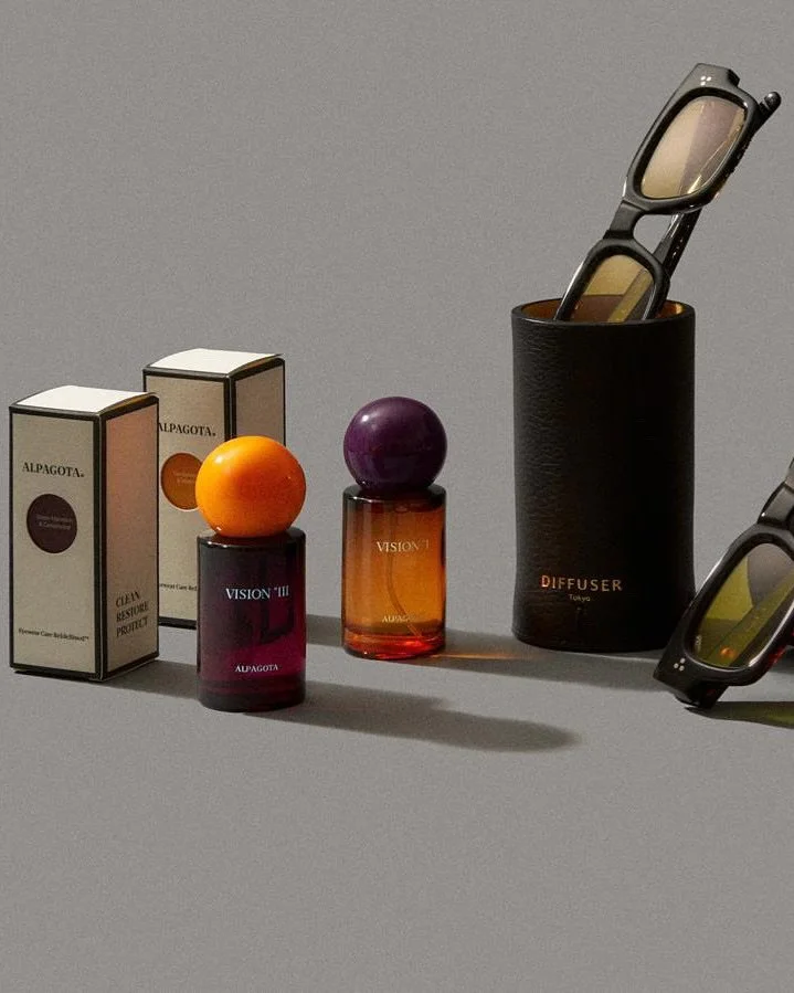 Unsere klare Empfehlung für den Herbst: Große Acetat-Fassungen und leicht getönte Gläser. Passende Accessoires von @diffuser_tokyo findet ihr natürlich auch bei uns, ebenso wie Reinigungssprays in unterschiedlichen Duftricht