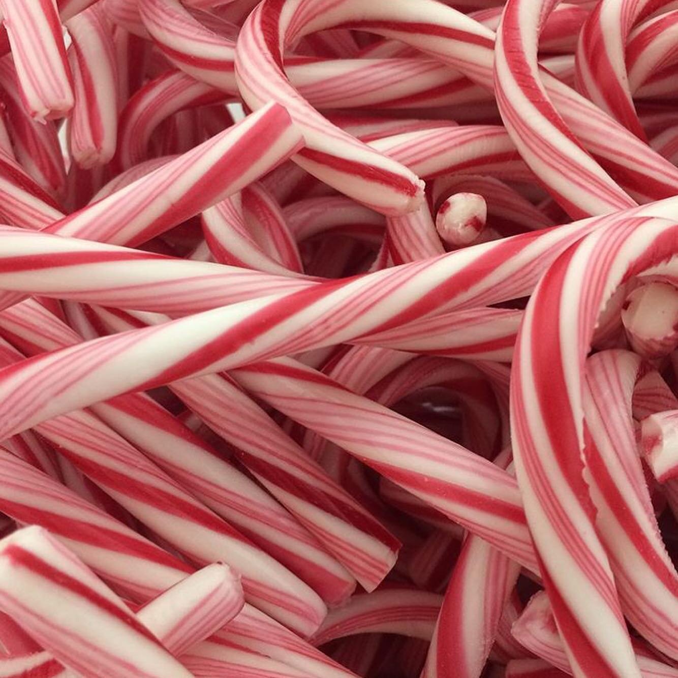 These right here are pics of a very special creation that is coming to market tomorrow. Peppermint stick gelato is customer favorite and this super limited edition only available at market is not too be missed! Pre-order via their website @sweetdoege