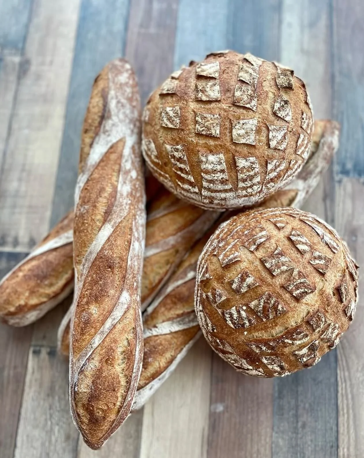 Have you tried the baked goods at the @waitsfieldfarmersmarket? We are fortunate to have several incredible bakers and three are based in the Mad River Valley.
@twosonsvt from Hyde Park
@madriverdonuts from Waitsfield
@backcountrybagelsvt from Waitsf