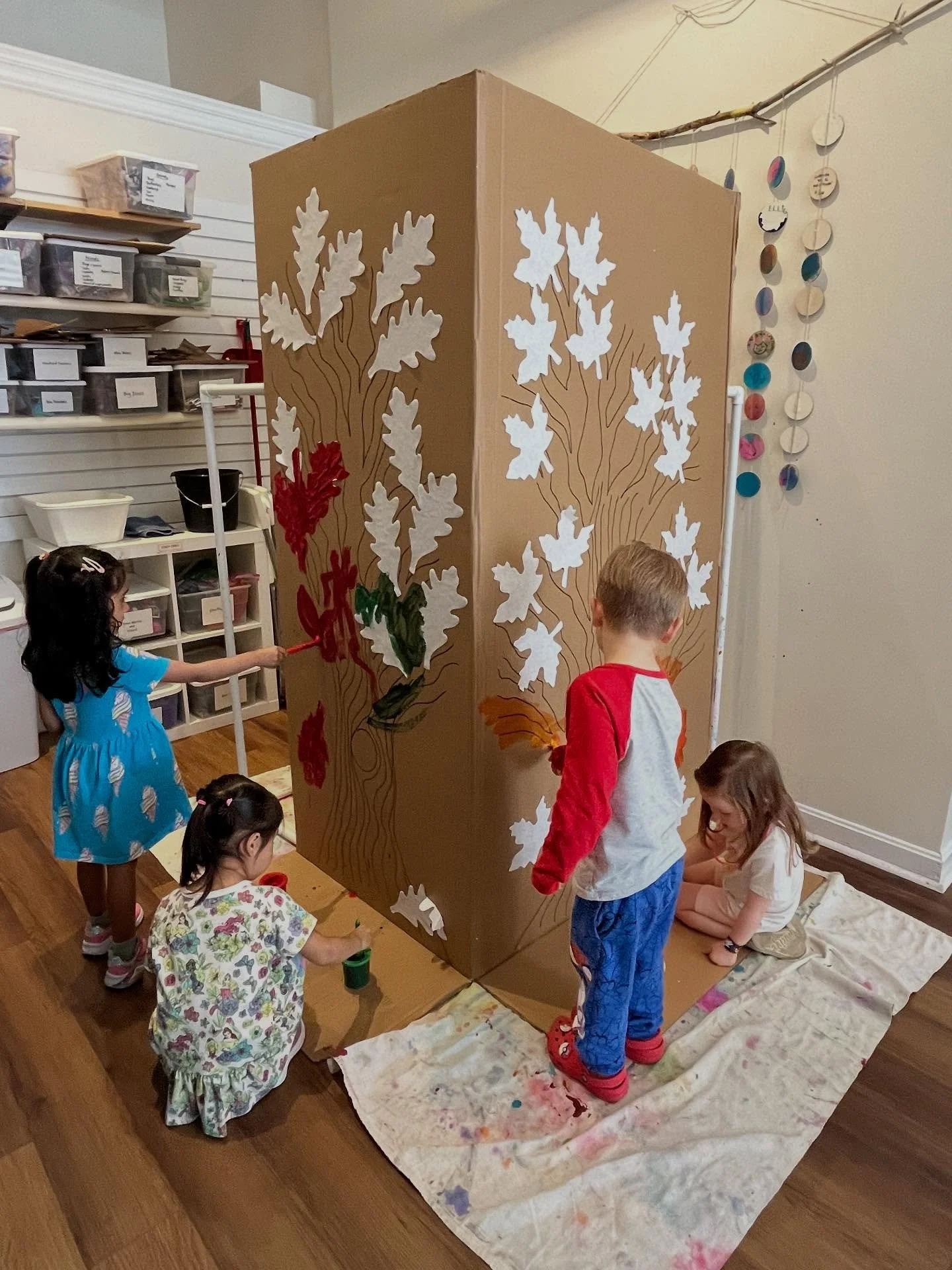 Our Fall-themed weekend classes were full of apple cinnamon-scented stations and the studio smelled delicious! We had sensory bins full of real apple cinnamon tea, apple cinnamon scented play dough for baking up yummy treats in our cardboard oven, an