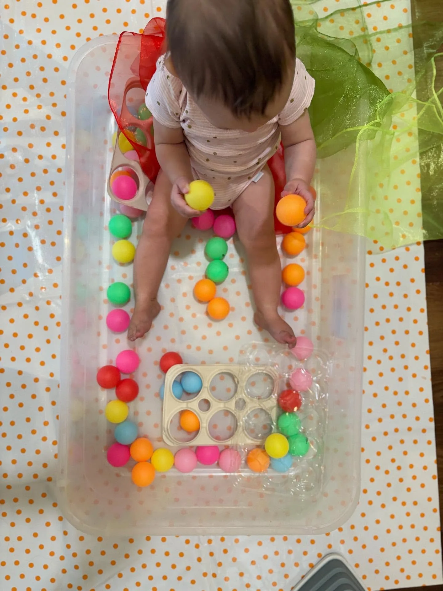 We had a wonderful Messy Minis (6-18 months) class this week! We had littles at all different developmental stages exploring the materials and observing one another other in the studio. 
Water and sponges were both exciting and surprising as each ch
