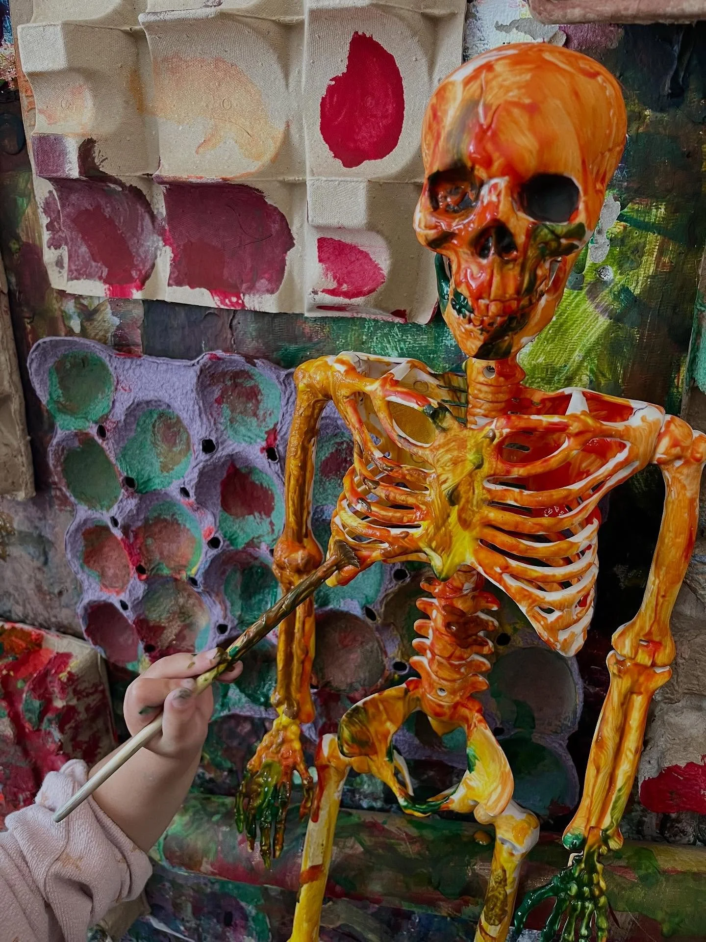 We had a ghoulishly good time at our Halloween themed weekend classes yesterday! We painted on skeletons π, made play dough monsters with loose parts π, and experimented with potions π§ͺ. Thanks to all of the families that joined us!