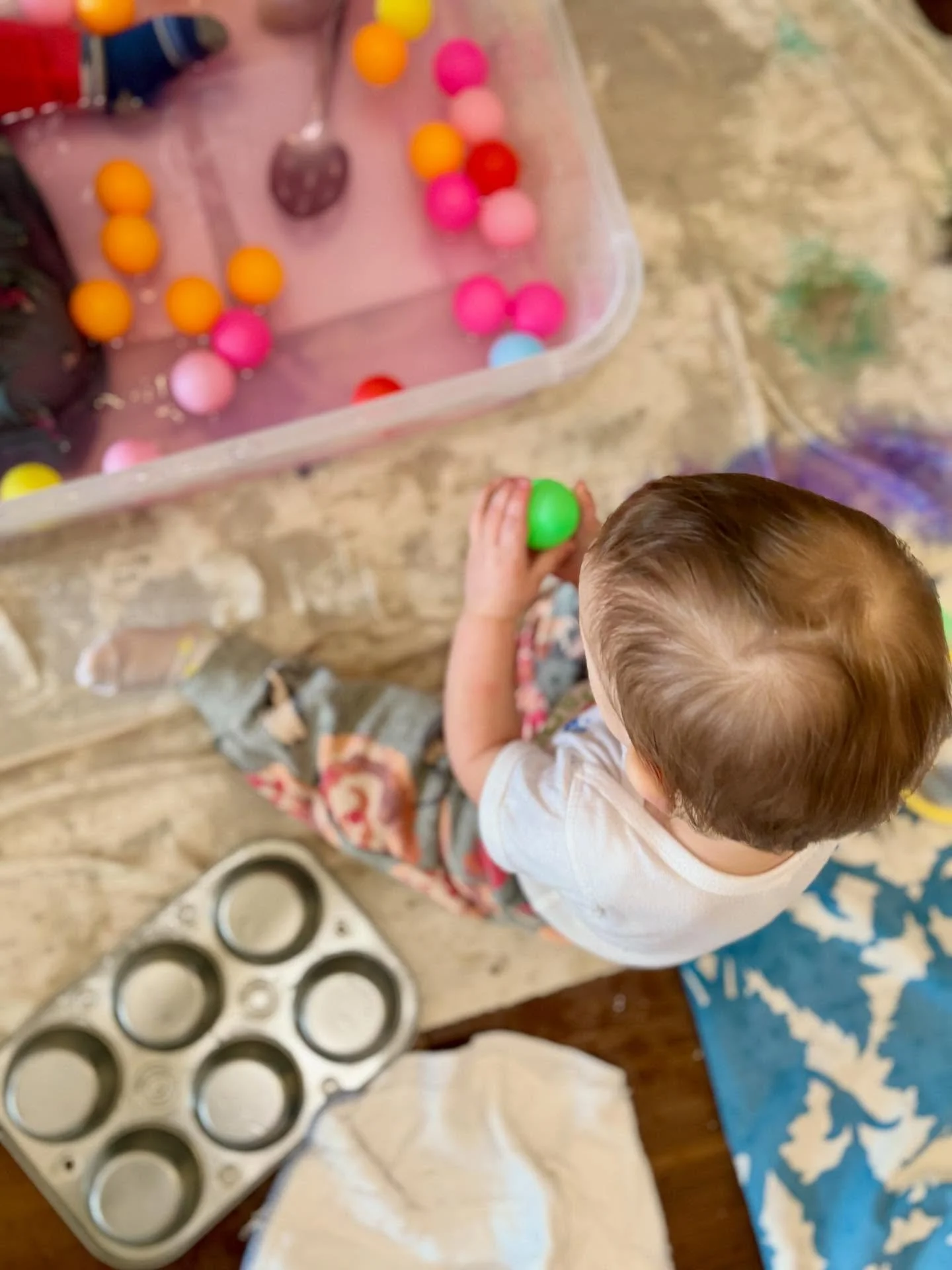 Connection is happening! Our Messy Minis crew are very interested in one another - whether that means playing closely alongside someone, or wanting / sharing the same ball, or observing and smiling at others&hellip; it&rsquo;s all happening! 

Only o