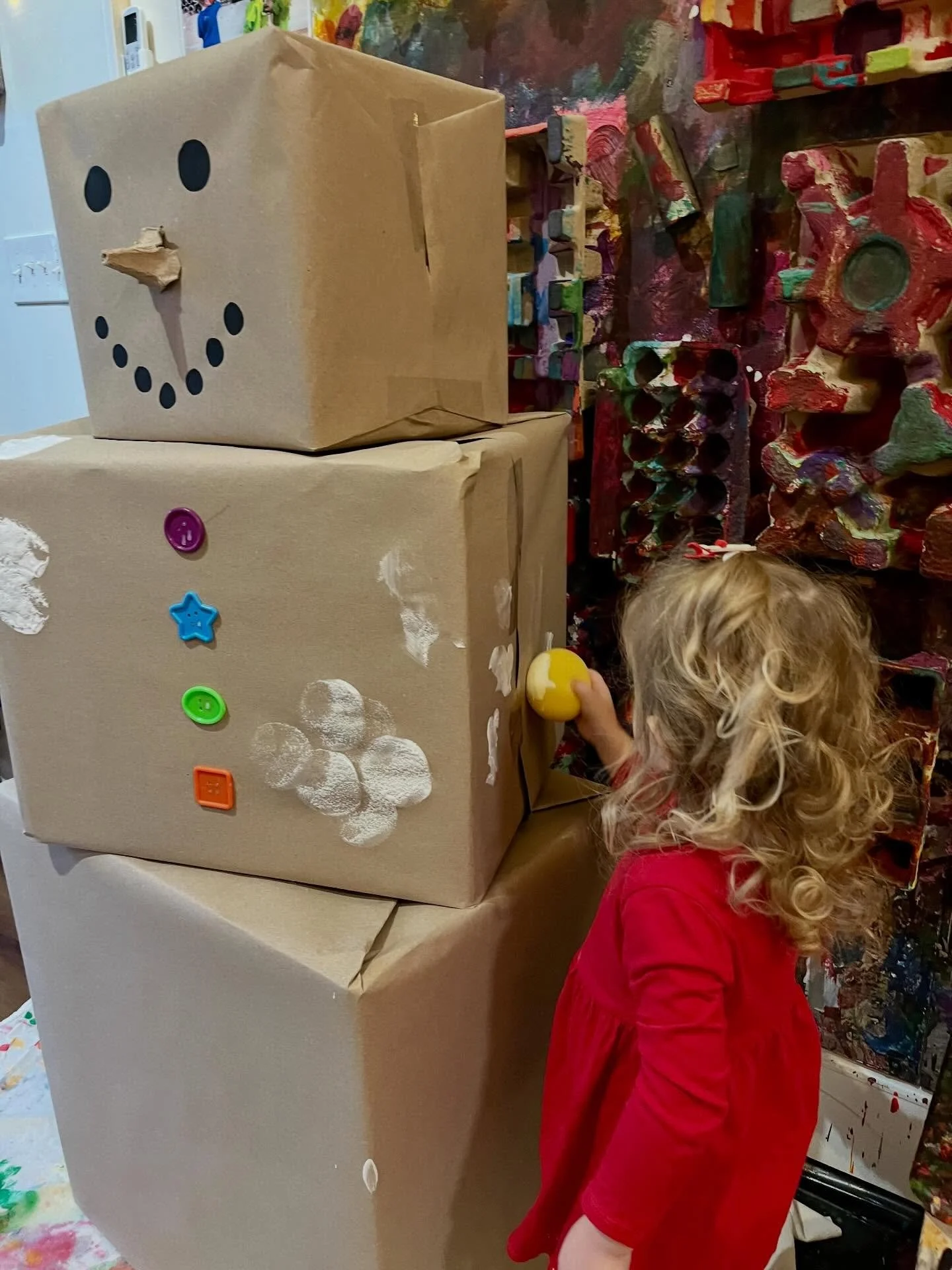 Peek in the studio windows and spot our festive snowperson! ⛄️ Winter classes begin the week of January 6th ❄️ Register at: https://www.backyartists.com/art-classes-playgroup