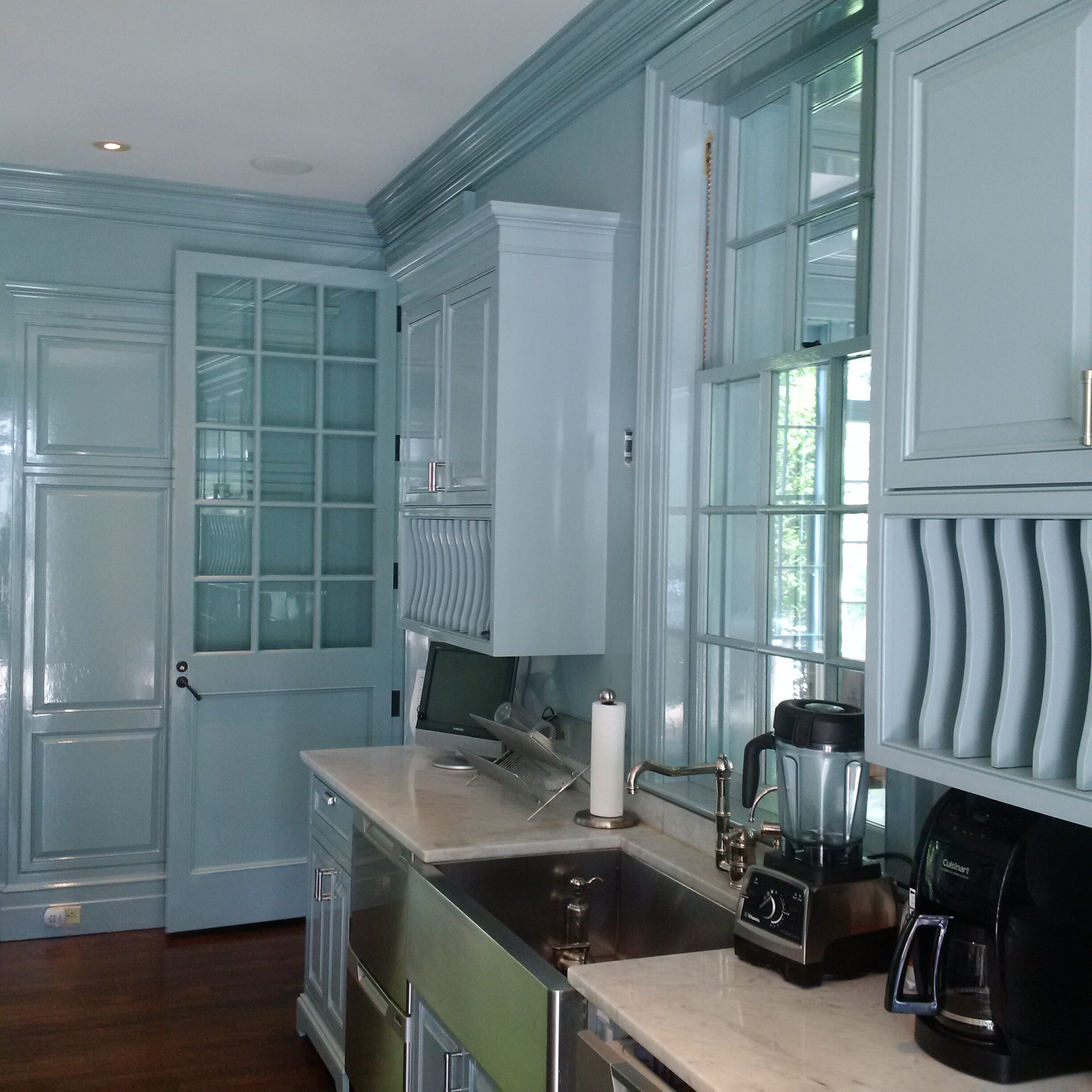 Painting the  kitchen in high gloss blue paint