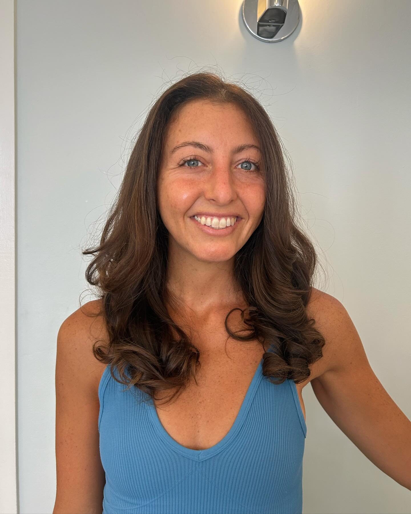Swipe to watch the progression of this bouncy blowout on the beautiful @jessyogiwellness 💇&zwj;♀️ Done by our master stylist, Cynthia! 💫