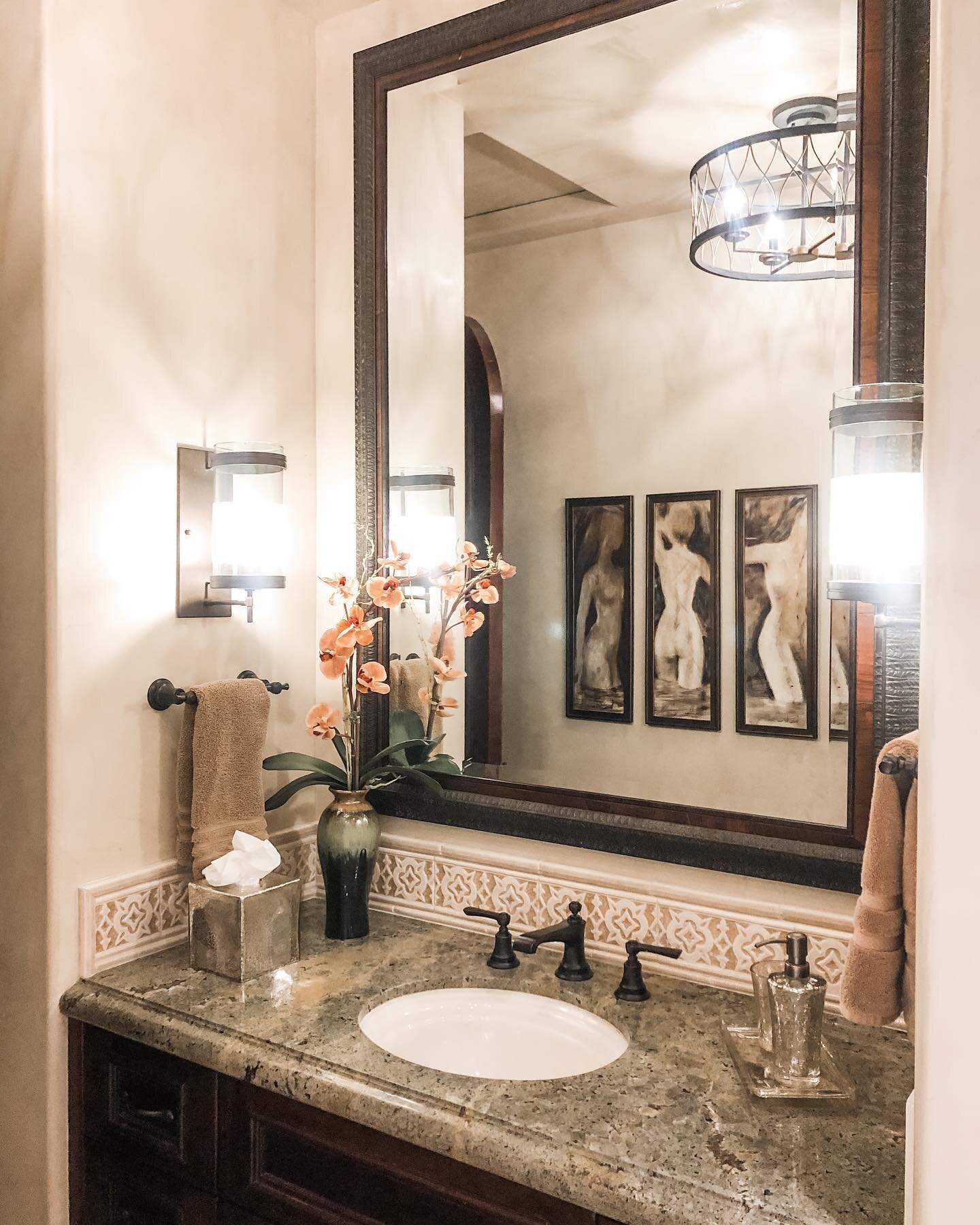 Tuscan inspiration for this transitional powder bathroom ✨  #toscanacountryclub #interiordesign #desertliving #bathroomdesign #transitionalstyle #brizofaucet #shittyiphonepics