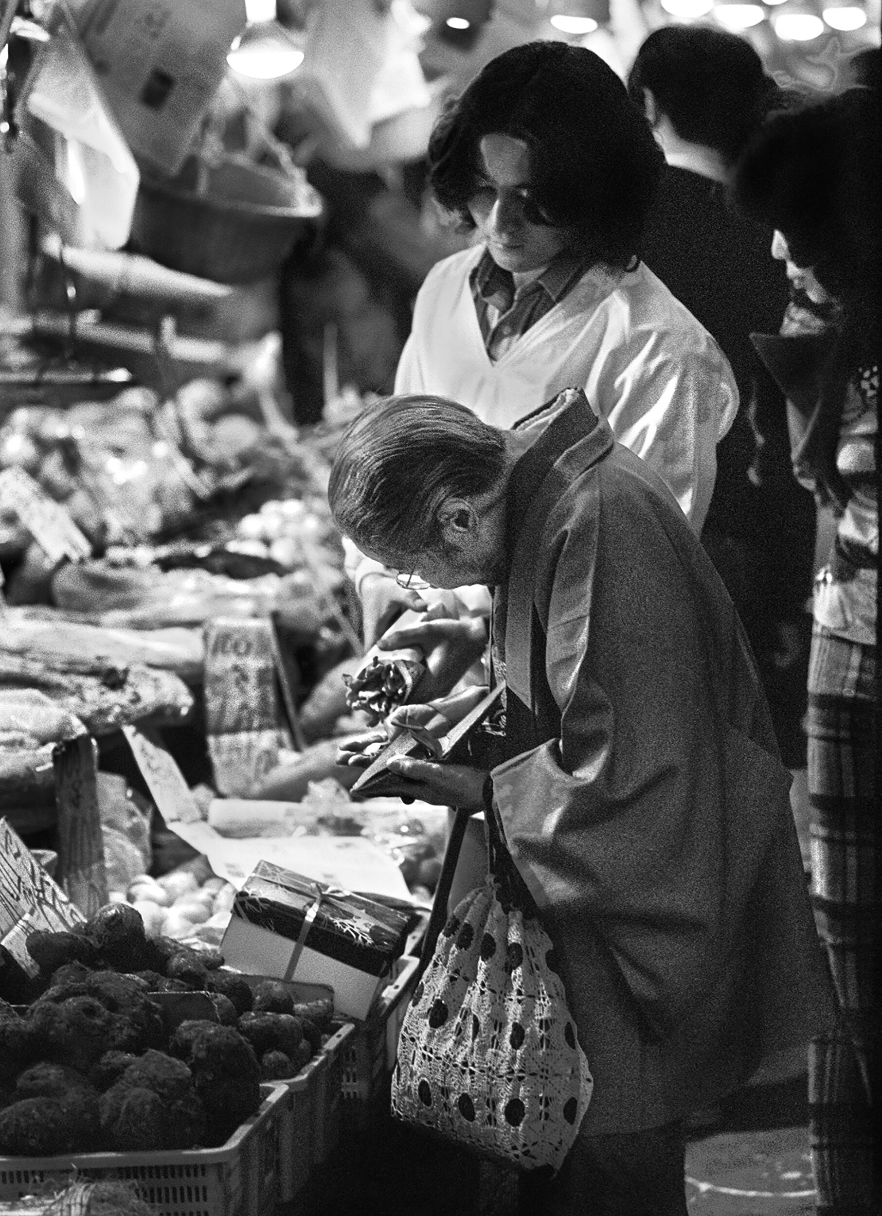 Counting change, Ogikubo, Tokyo, April 1976.