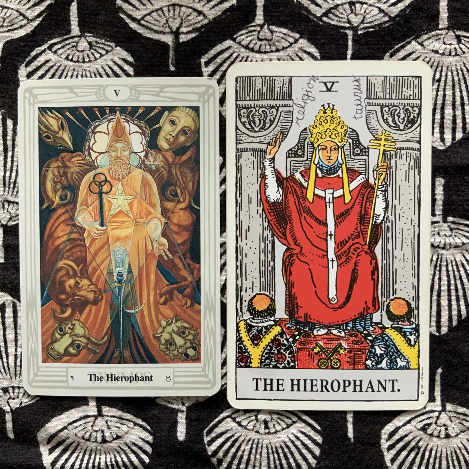 Deux cartes de tarot représentant le hiérophante, une arcane majeure tirée par Thomas magicien toulouse ce matin pour ses prestation de magie et mentalisme