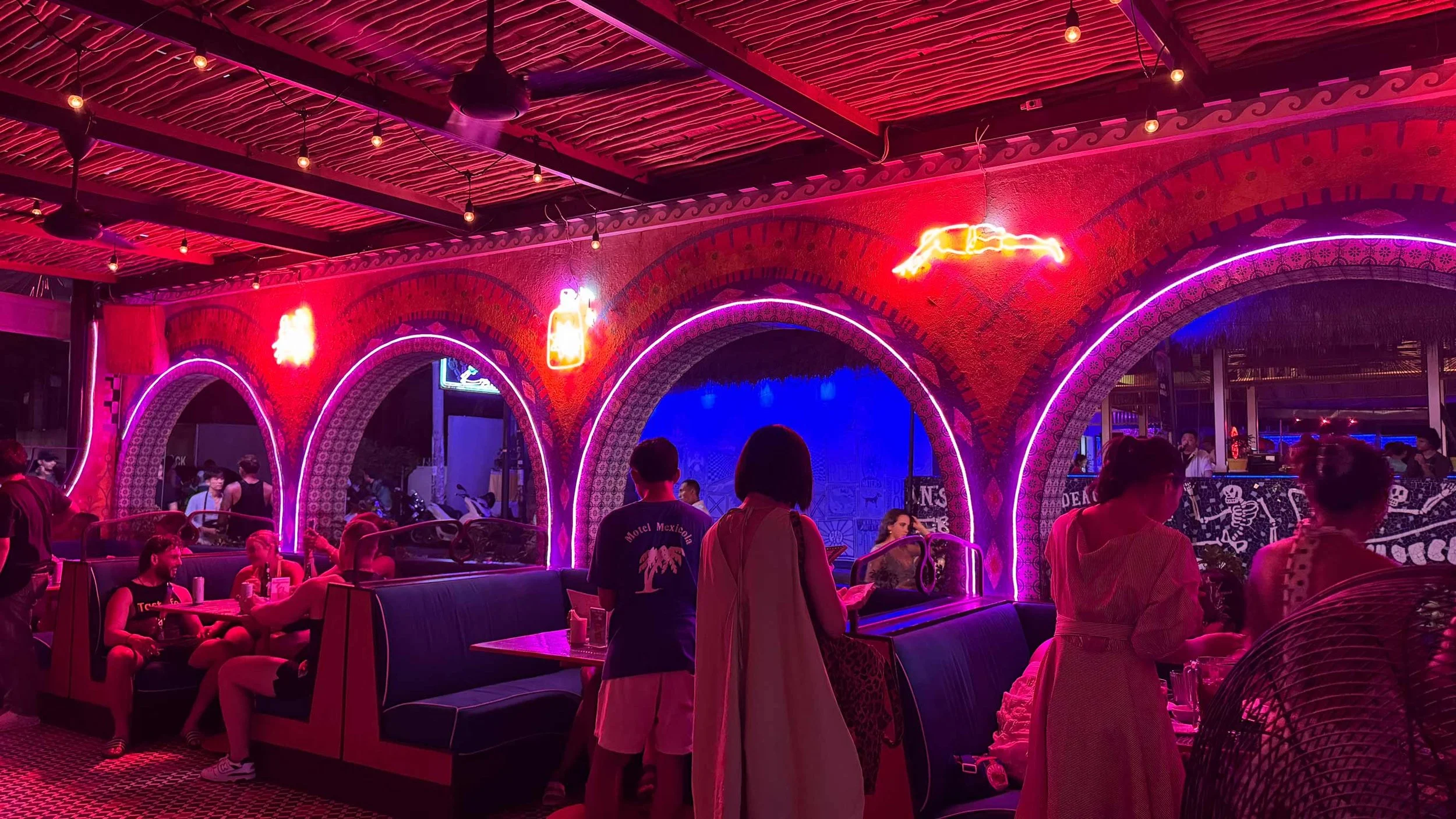 biffybrentano-motel-mexicola-canngu-interior-booths-night.jpg