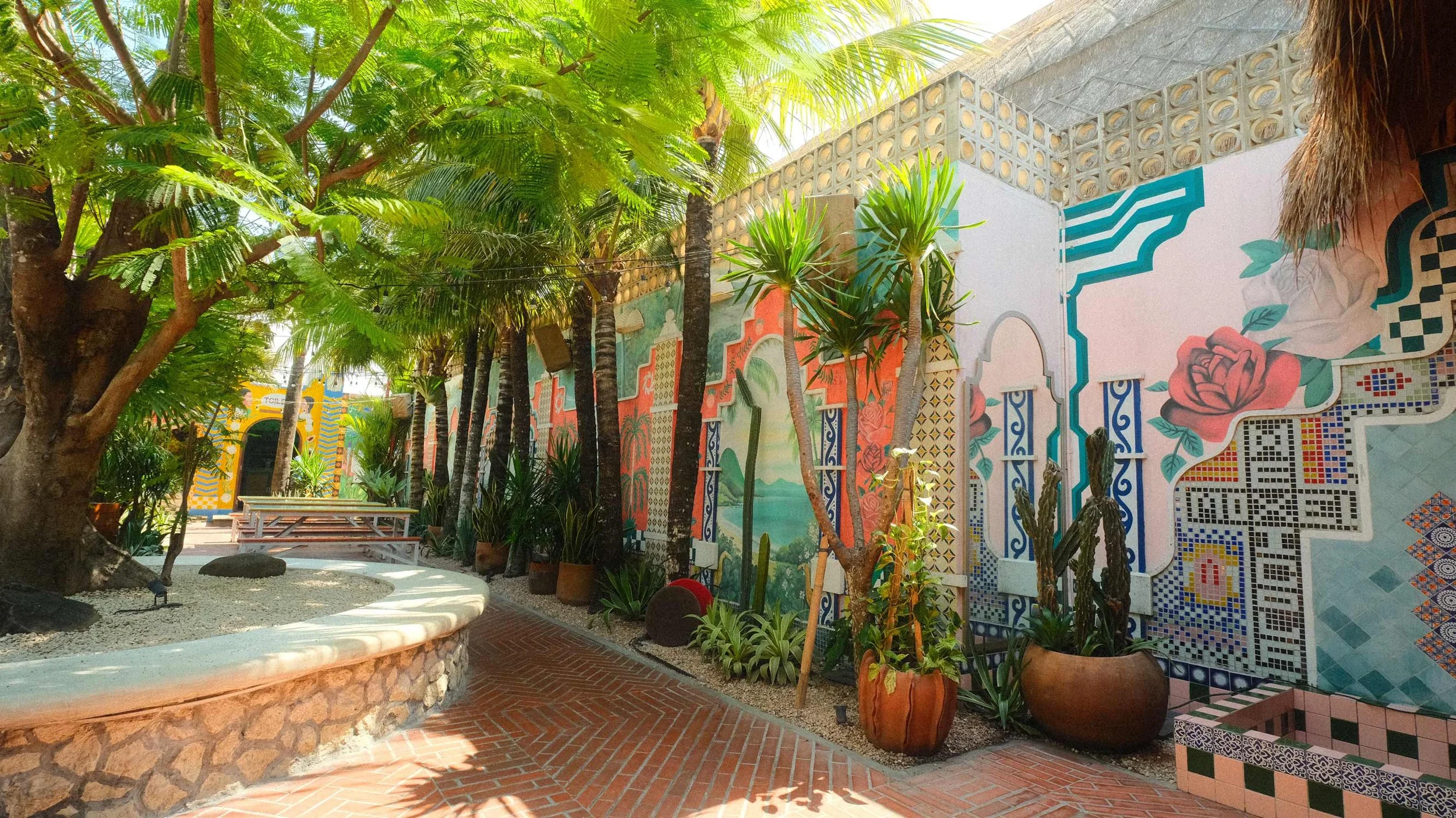 biffybrentano-motel-mexicola-canngu-wall.exterior.4.jpg