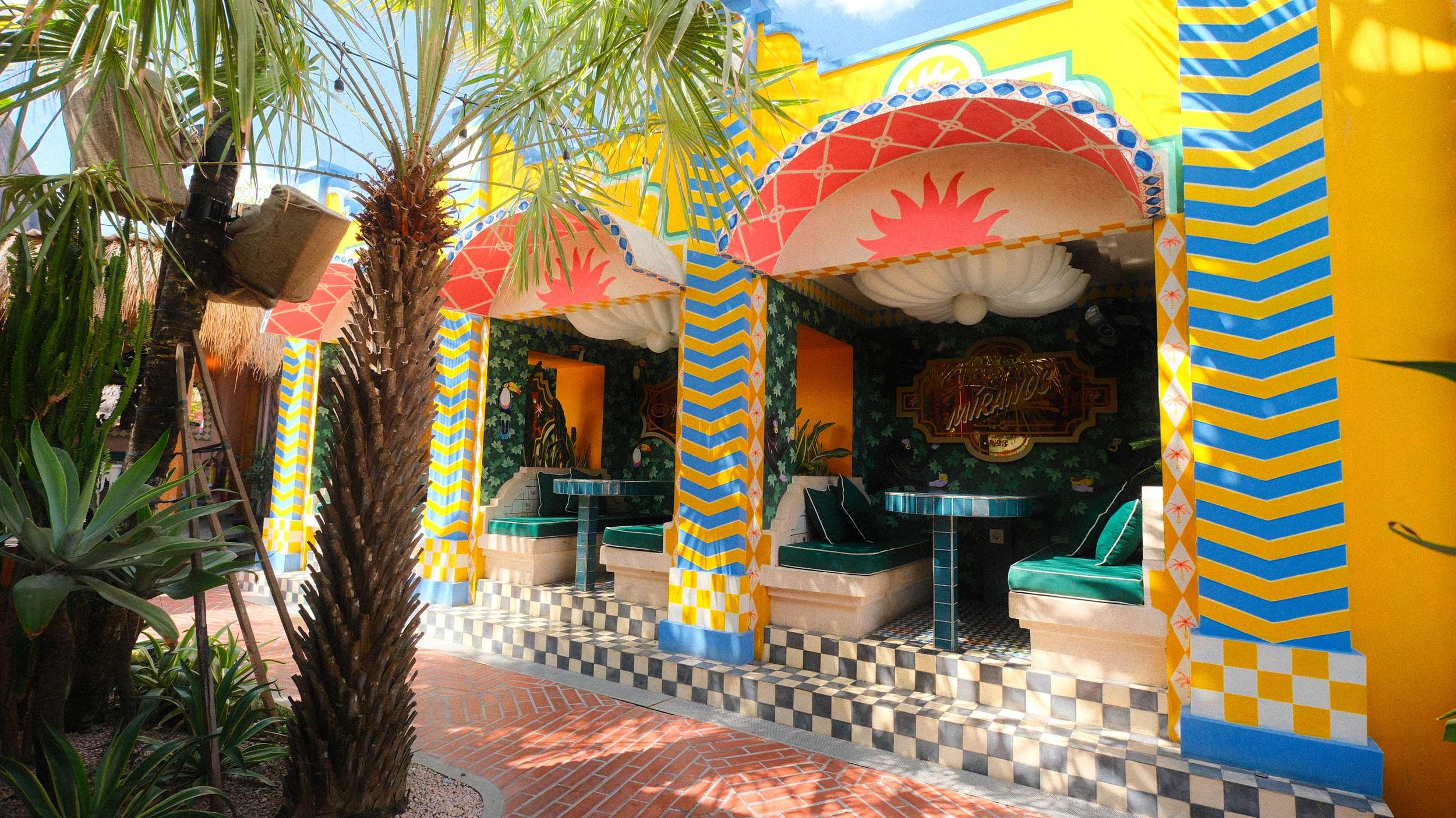 biffybrentano-motel-mexicola-canngu-jardin-paraiso.BOOTHS.2.jpg