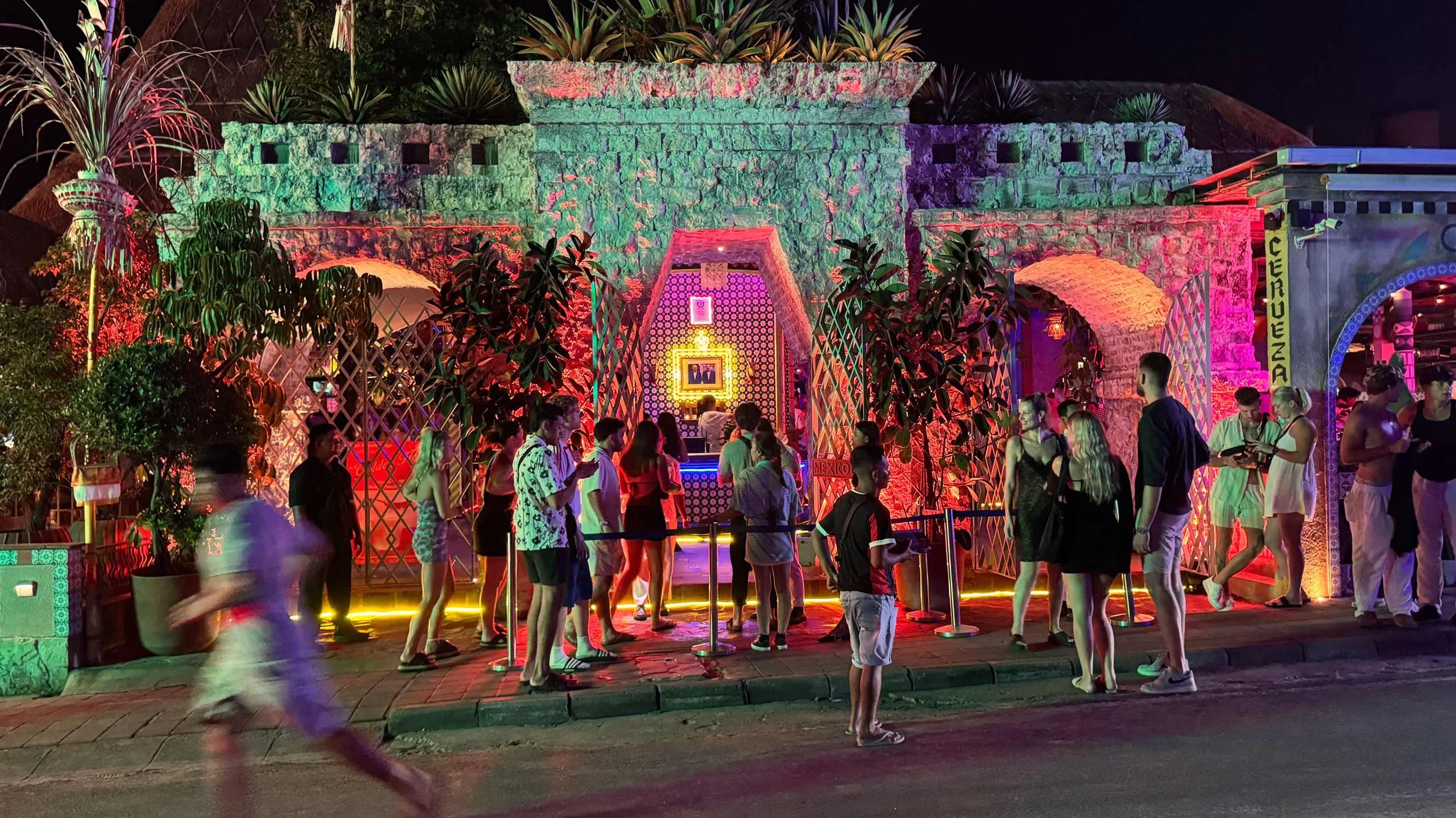biffybrentano-motel-mexicola-canngu-exterior-night.jpg