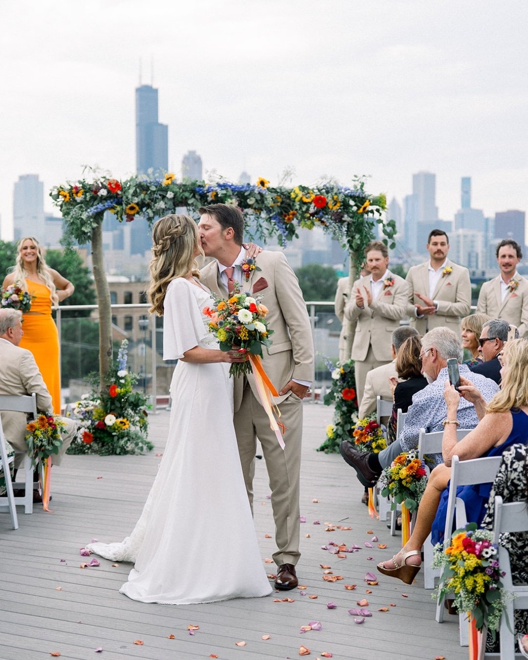 Urban garden vibes with views of Chicago makes our hearts skip a beat 💐💕

📸 @mandelette
🥂 @bigcitybride
.
.
.
#lacunaevents #lacunalofts #chicagoeventvenue #chicagowedding #rooftopwedding #weddingphotography #ChicagoWeddings #ChicagoEvents #bride