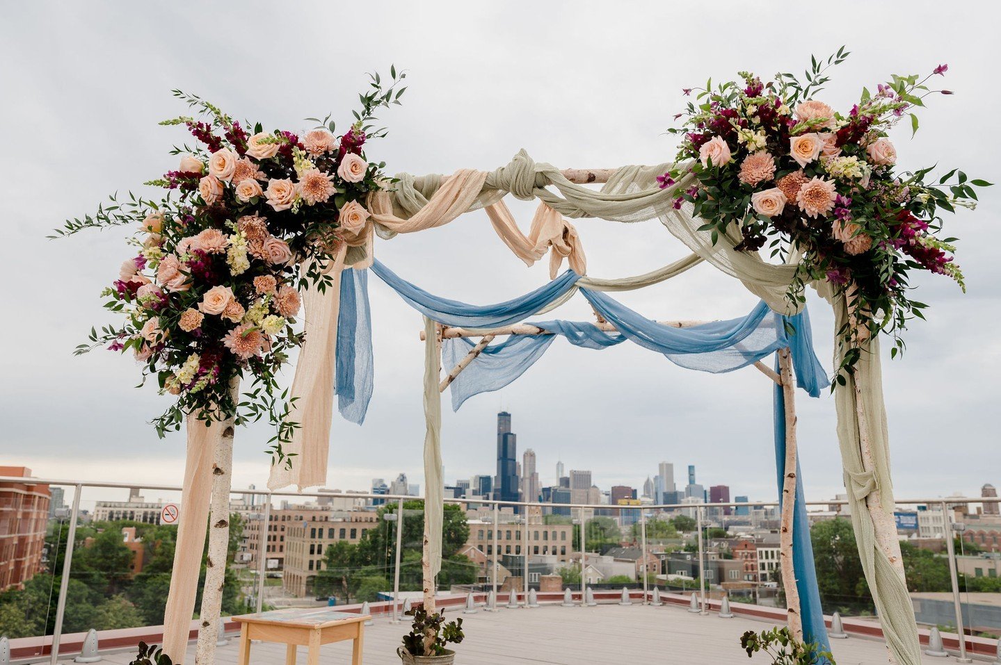 Even on a cloudy day, this view makes our hearts melt 💖

📸 @sarahnaderphotography
💐 @coachhouseplants
.
.
.
#lacunaevents #lacunalofts #chicagoeventvenue #chicagowedding #rooftopwedding #weddingphotography #ChicagoWeddings #ChicagoEvents #brideins