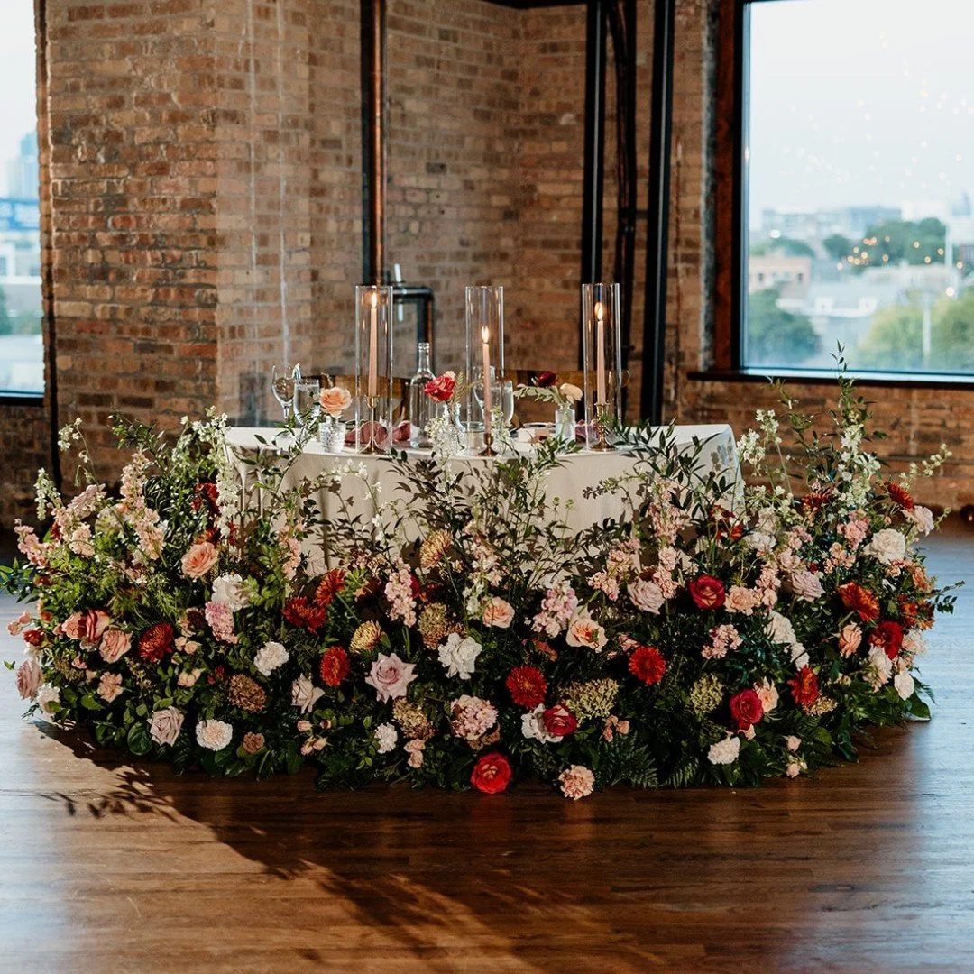 A head table flower meadow? Yes, please!!!! 💐💞✨🌿
📸 @victoriasaintmartin
💐 @fancyfloralsbynancy
🥂 @ncmeventsco
#lacunaevents #lacunalofts #chicagoeventvenue #weddingdesign #chicagowedding #weddingvenue #ChicagoWeddings #ChicagoEvents #chicagow
