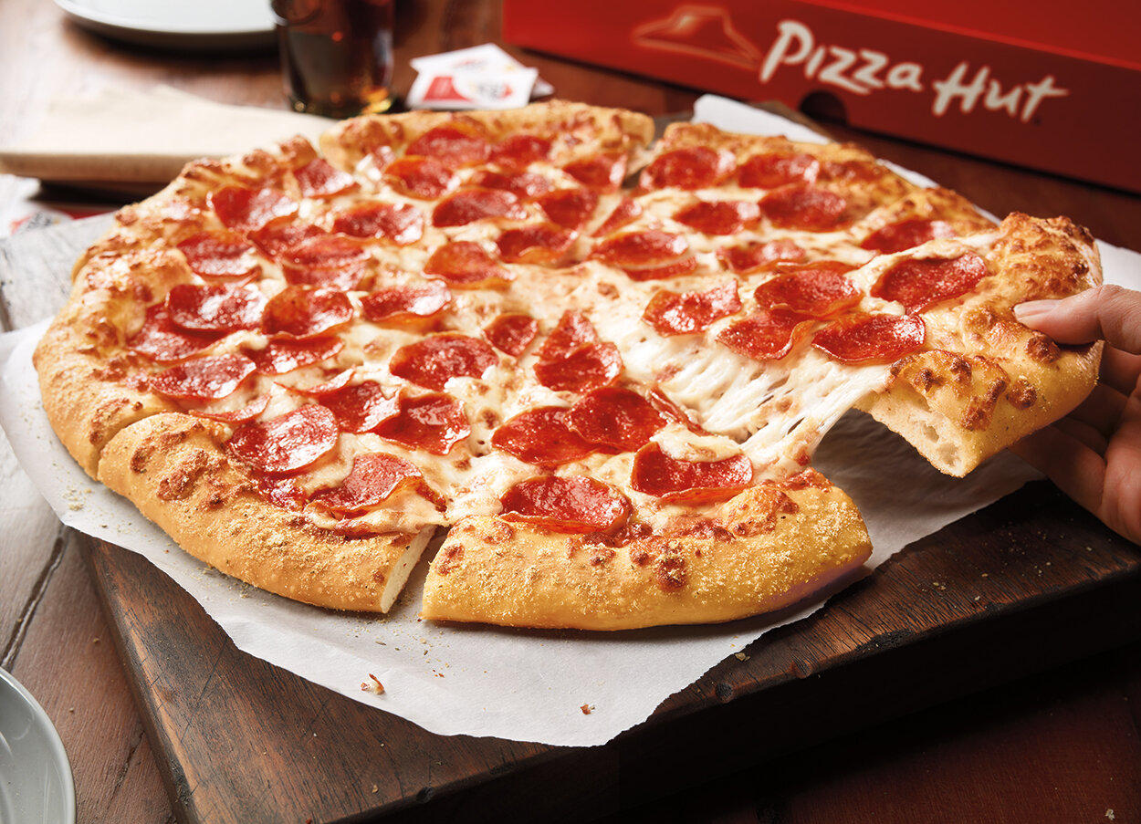 Тесто хат. Pizza Hut пепперони. Пицца пепперони пицца хат. Пицца пепперони острая. Пиццерия пицца хат.