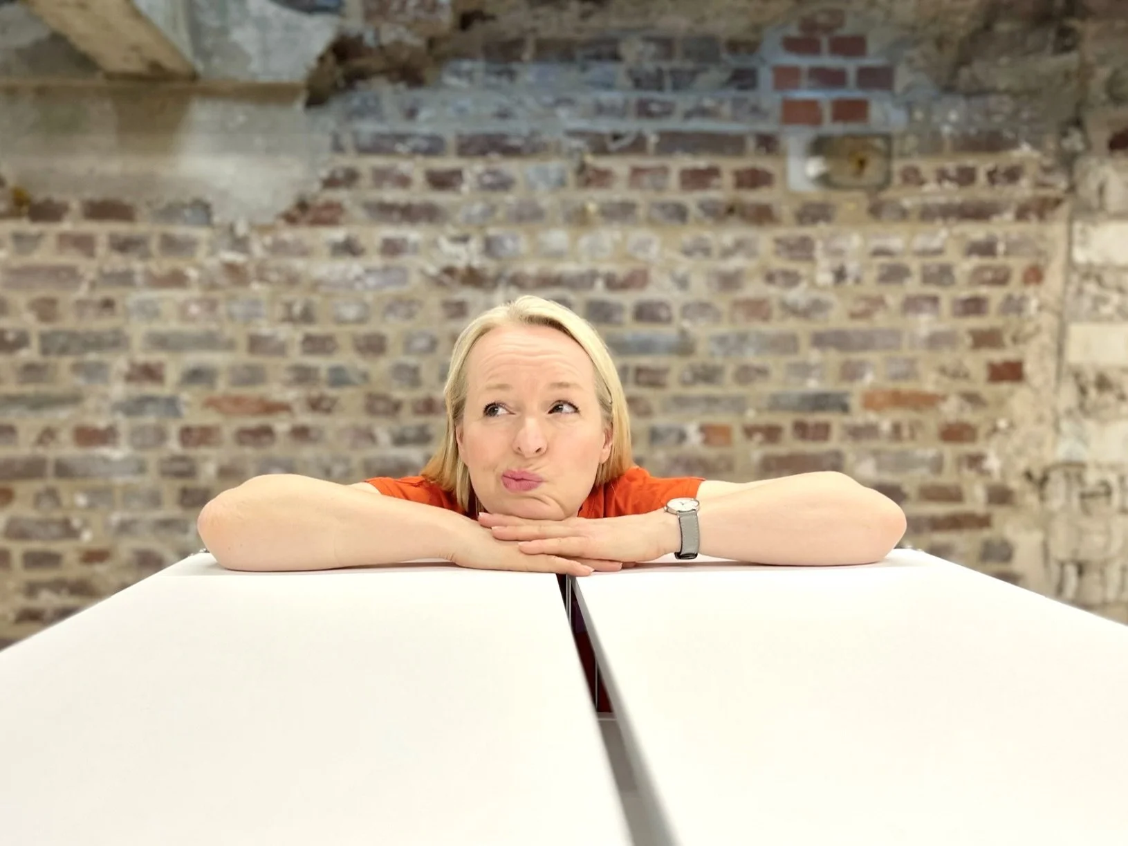 Frau stützt die Arme auf ein Sideboard, runzelt die Stirn, verdreht die Augen zum Stand von KI in Unternehmen