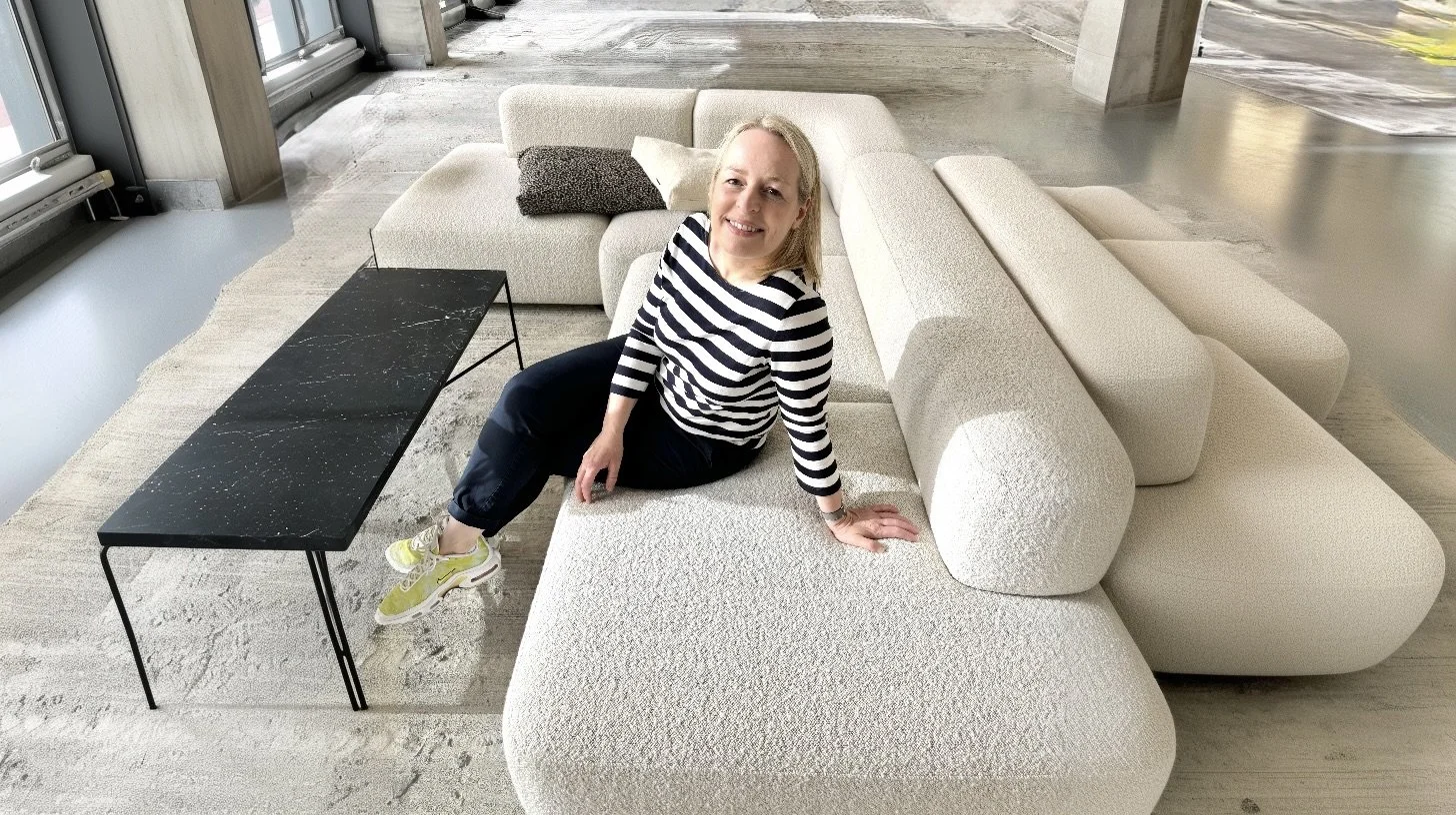 Hallo, ich bin Gabriela Grassmann,   Innenarchitektin & Strategin für Raum x Marke x KI-Integration.