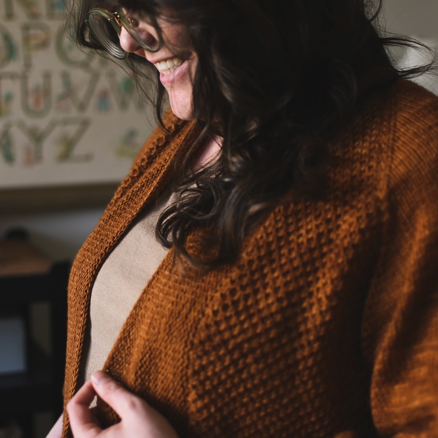 The yarn I used for my sample of Maema DK is a glowing Superwash Merino from @flockfibre, and I chose the Spiced Pecans colourway 🍂 I&rsquo;d been eyeing it up for YEARS, waiting for just the right sweater&mdash;and I&rsquo;m so happy it finally liv