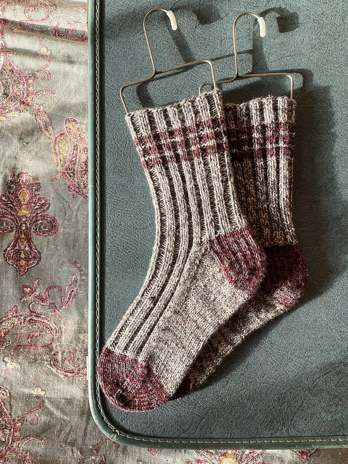 ✨ FO Friday ✨ I’ve had these socks on my needles for ages, and I finally finished them up, just in time for some fall weather to hit! 
Nearly every year I make myself a pair of “work socks” like these — double stranded finger