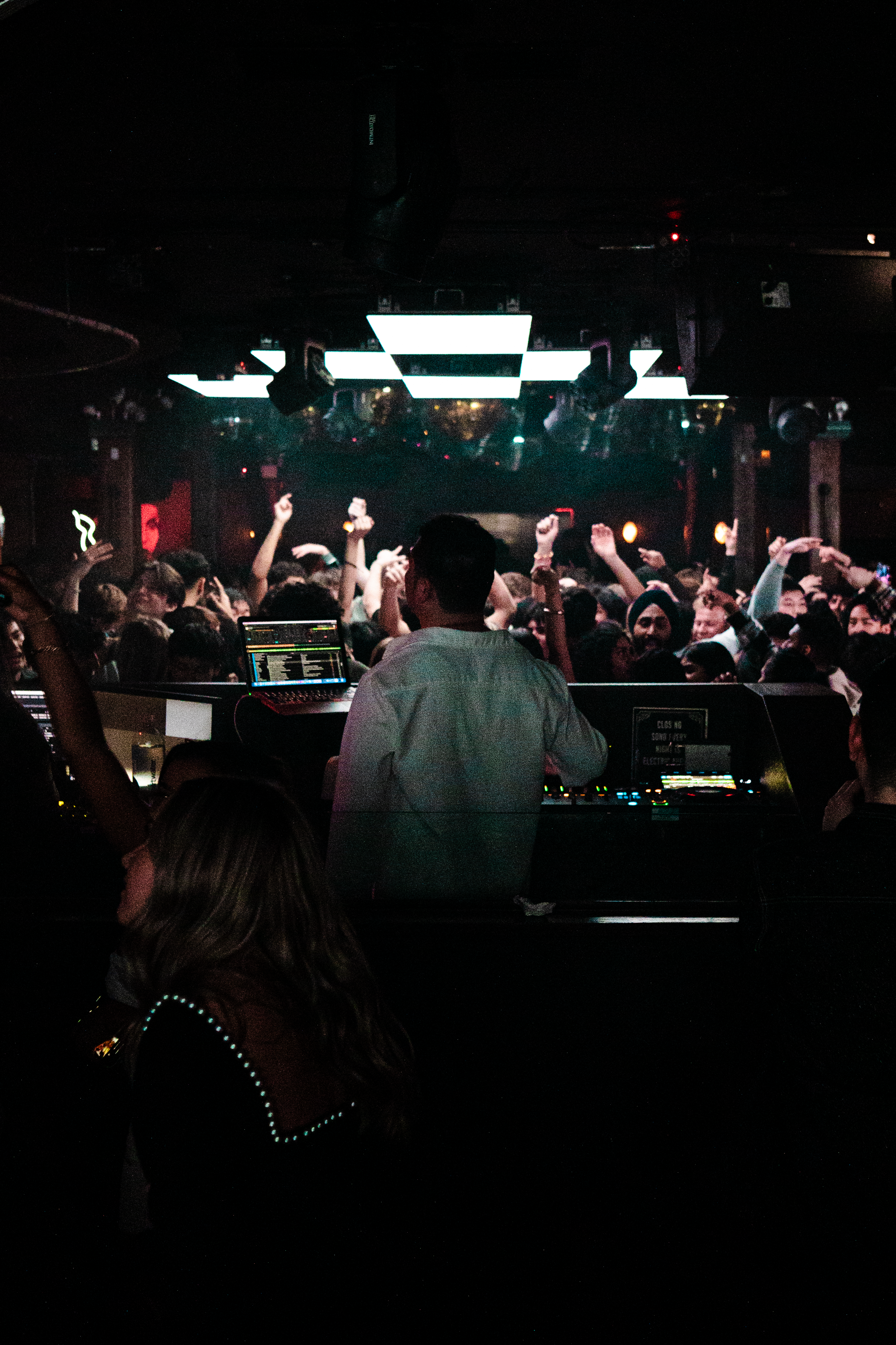 031124_Jonji_ElectricHotel_043.png