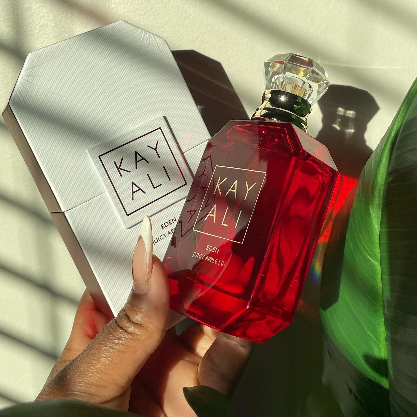 recent obsession 🍎🫶🏾 with @kayali  eden juicy apple. it&rsquo;s like a sweet &amp; sultry fruity scent. 10/10 fa me. 
.
.
.
#kayali #kayaliperfumes #juicyapple #kayalijuicyapple #perfumecollection #scentoftheday