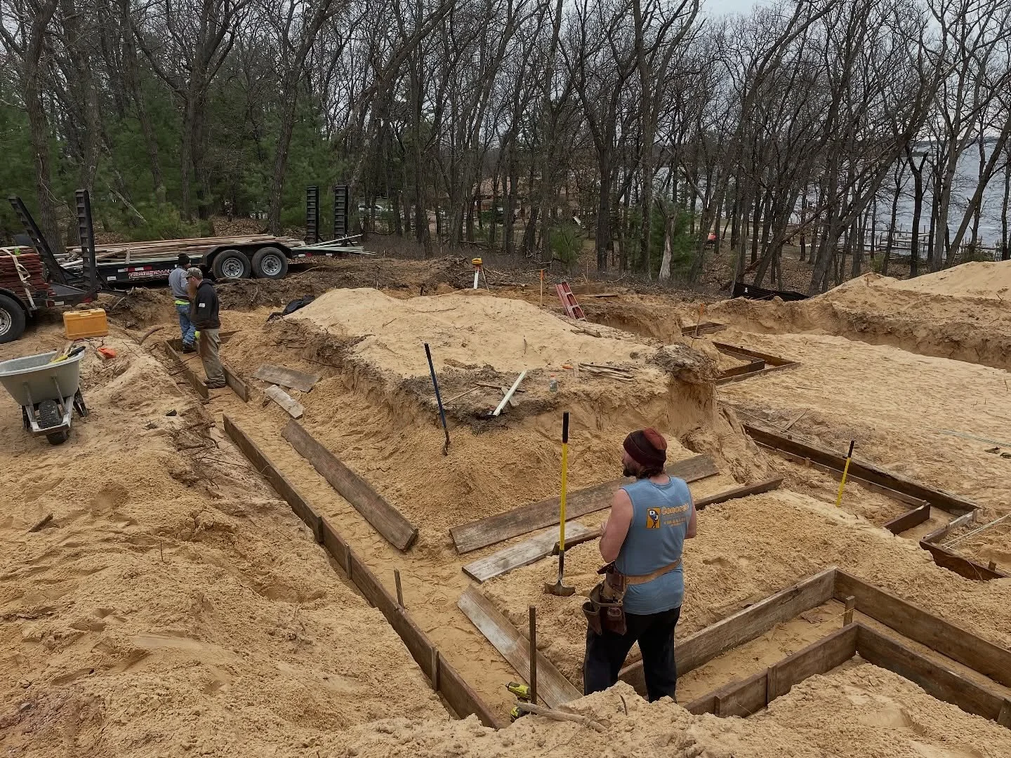 *JOB DONE*
The Shipwreck Bay Cottage is still one of our favorites as it made commons spaces top of mind. Making sure that there was always somewhere to hang out all together, wether that was the finished basement, the large dining room or the back p