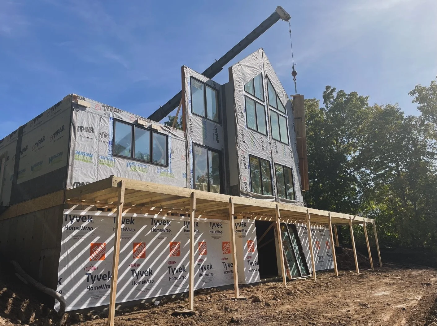 *JOB DONE*
Custom-built with intention, precision, and a deep respect for its natural setting.
A true lake retreat designed for comfort, durability, and lasting beauty.