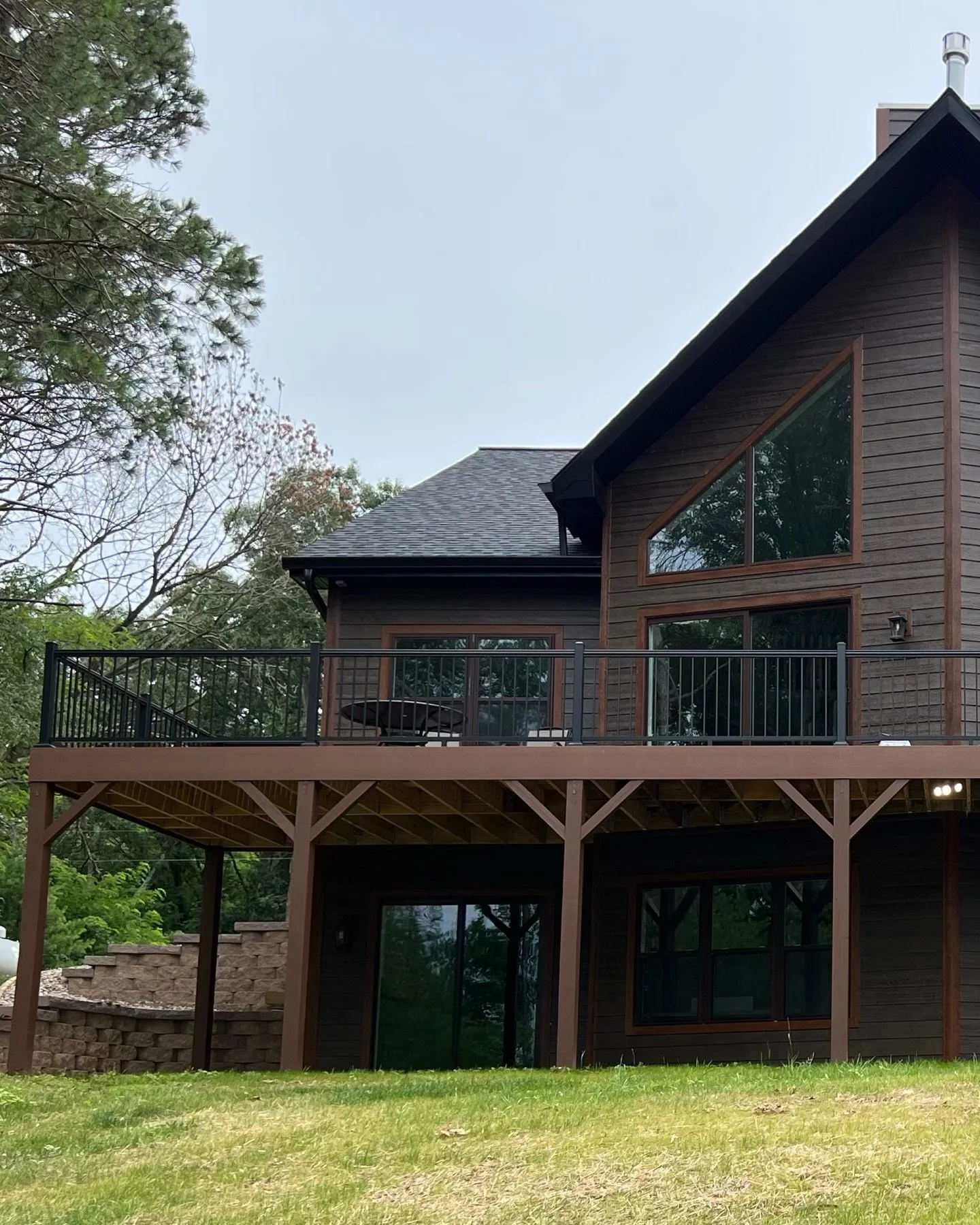 *JOB DONE*
A waterfront lodge crafted for slow mornings, golden sunsets, and timeless moments.